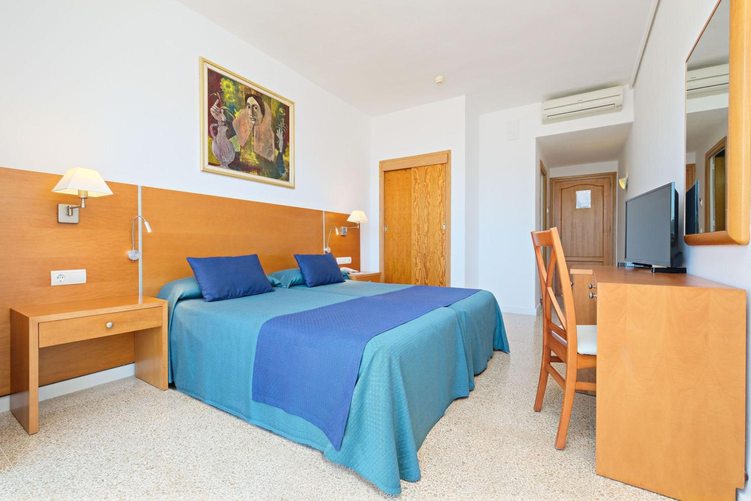 Double Room with Pool View - Photo 2