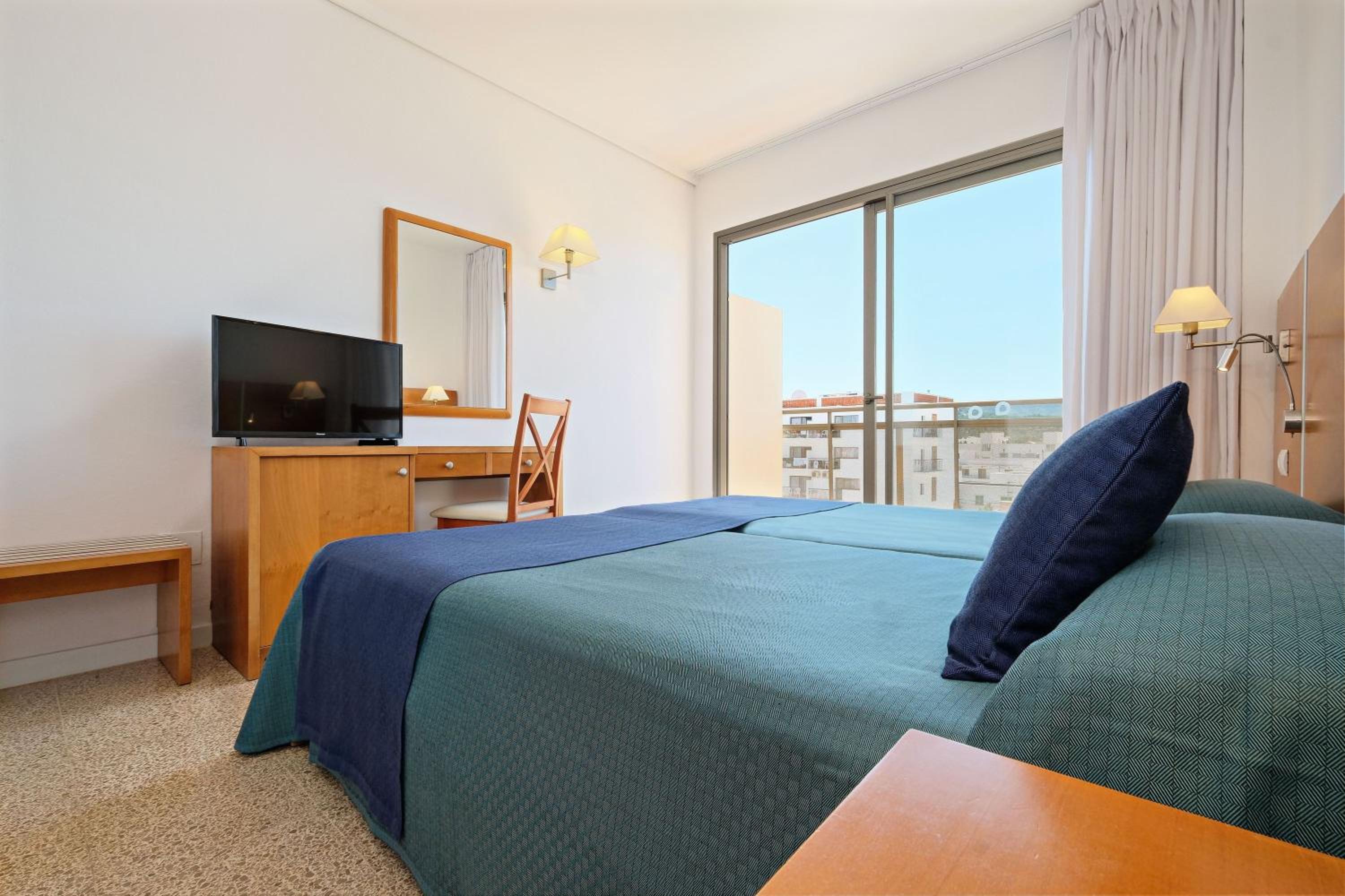Double Room with Pool View - Photo 10