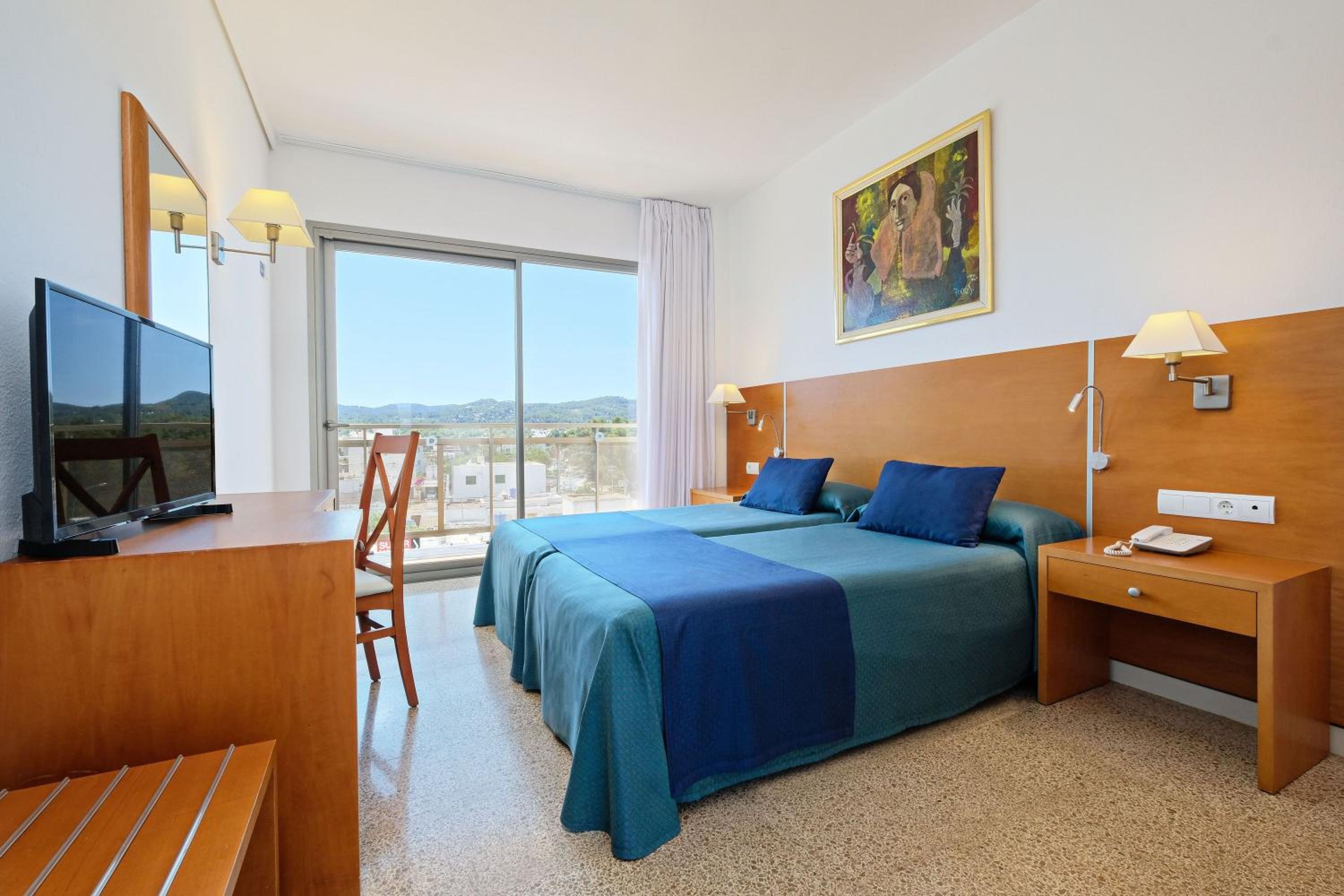 Double Room with Pool View - Photo 9