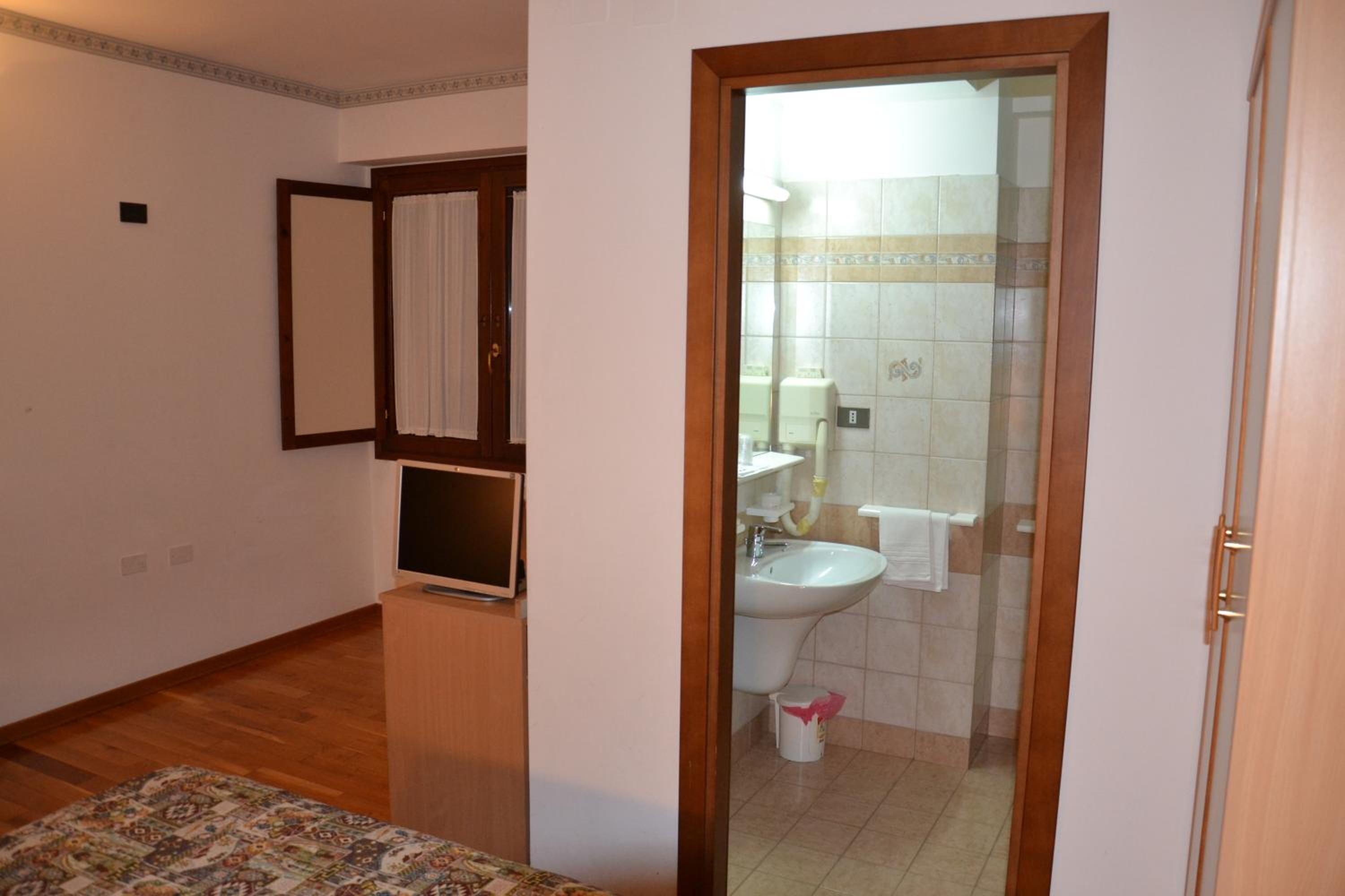 Double or Twin Room photo 3