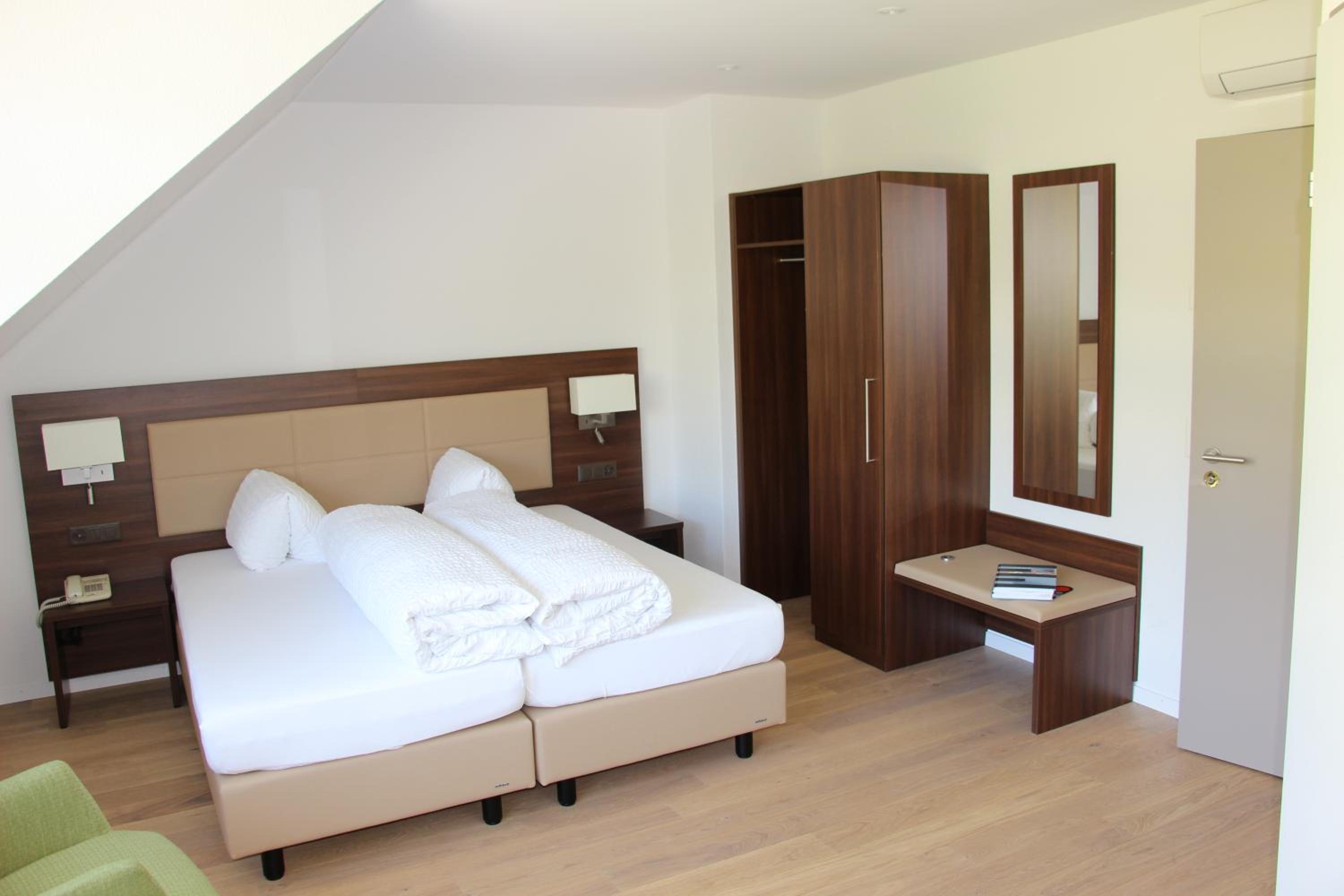 Twin Room with Lake View - Photo 1