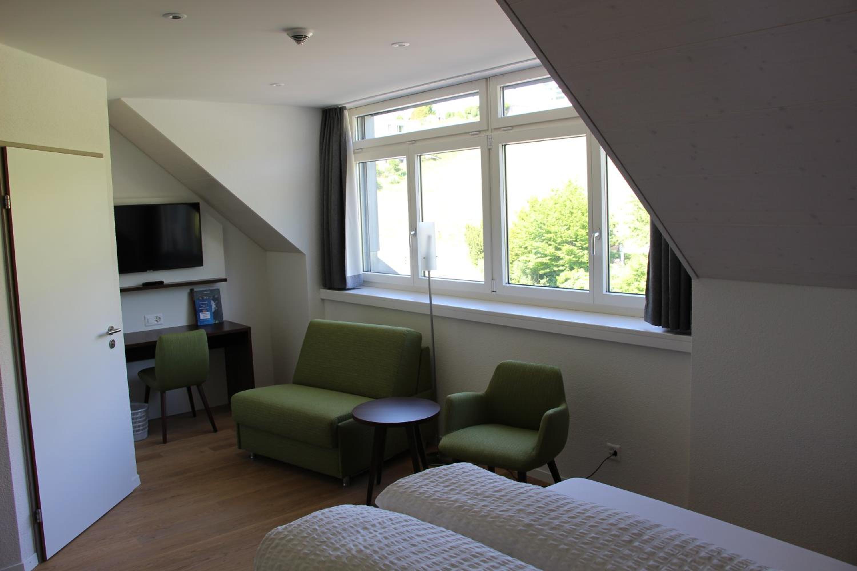 Twin Room with Private Bathroom - Photo 8