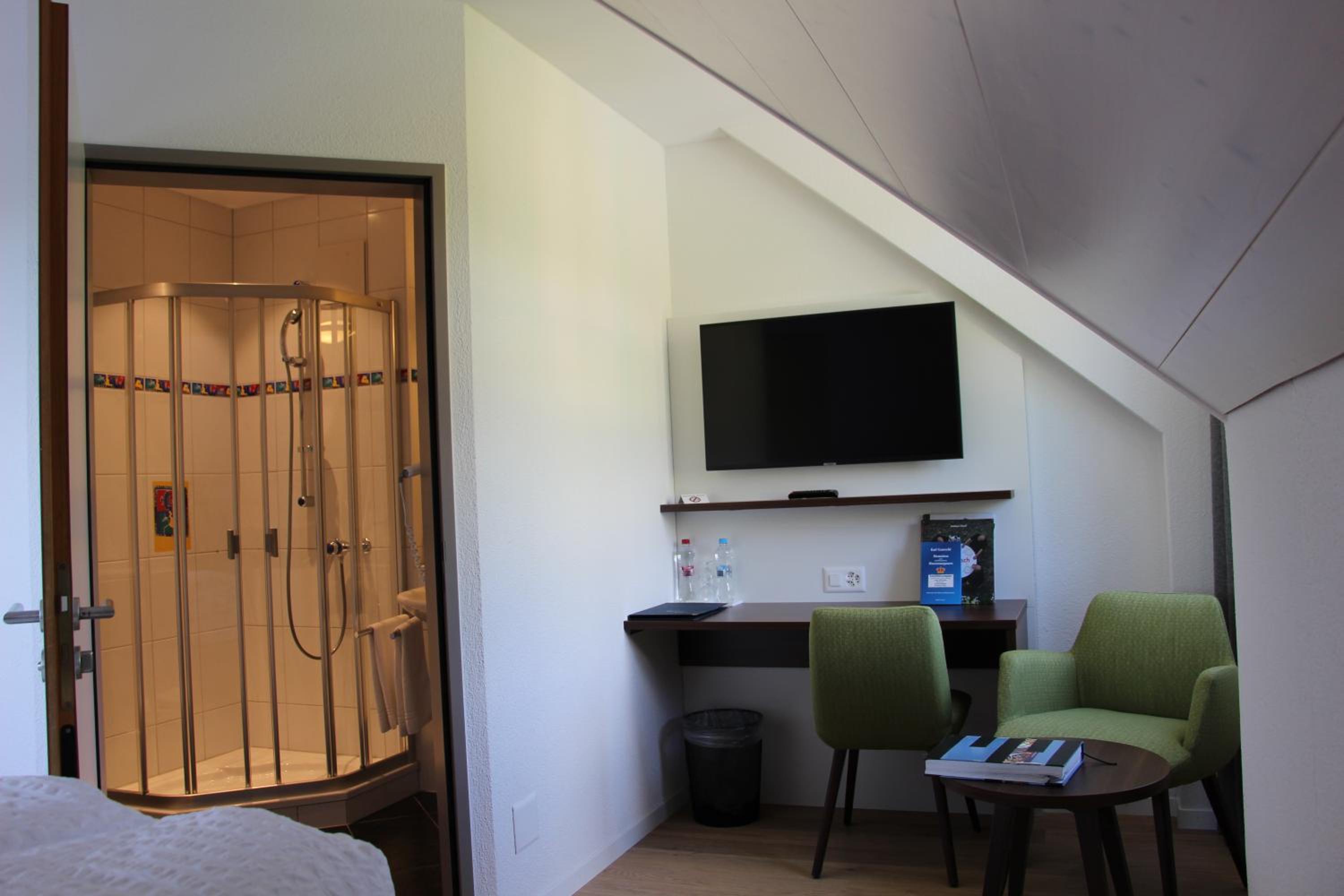 Twin Room with Lake View - Photo 12