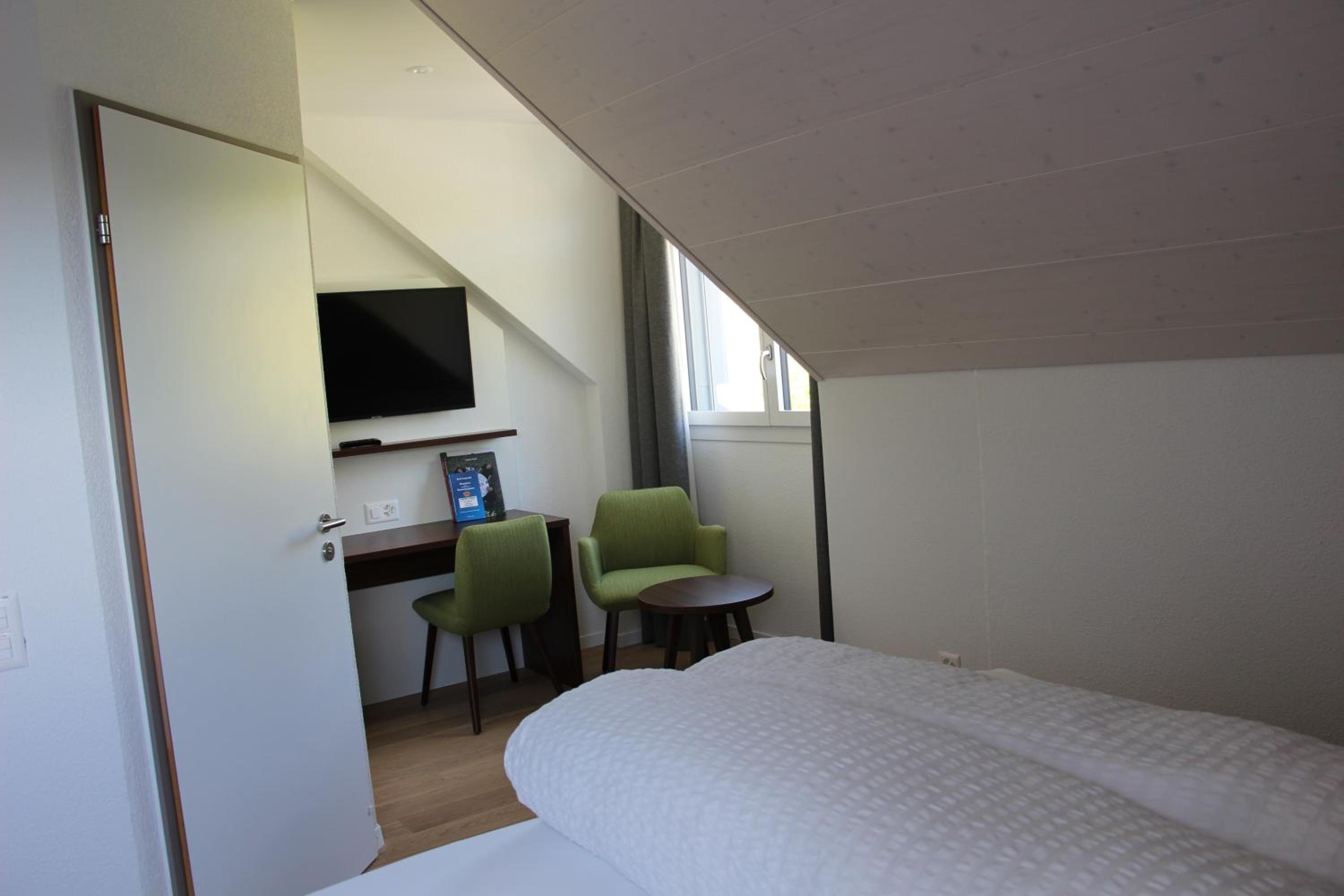 Twin Room with Lake View - Photo 2