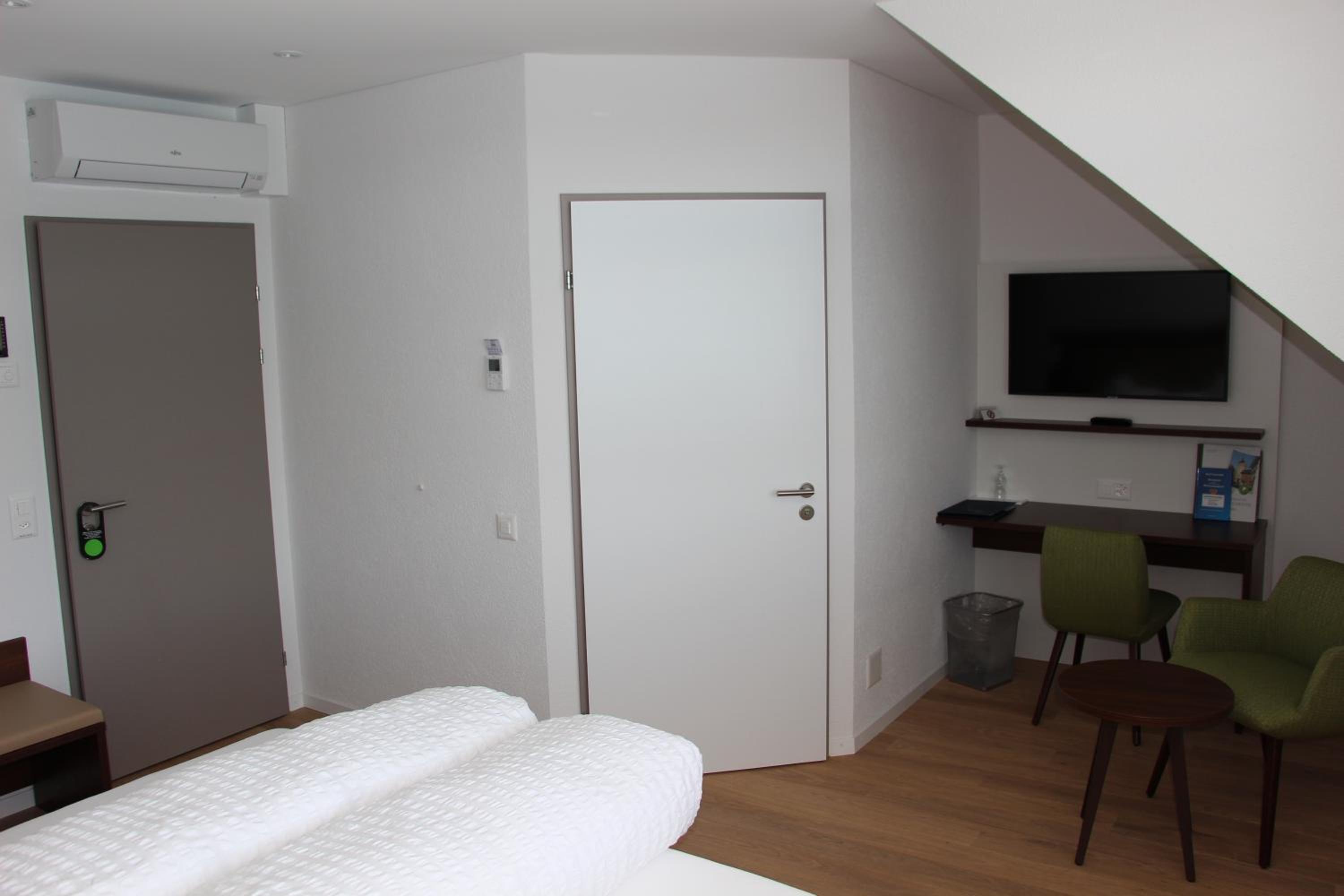 Twin Room with Lake View - Photo 3