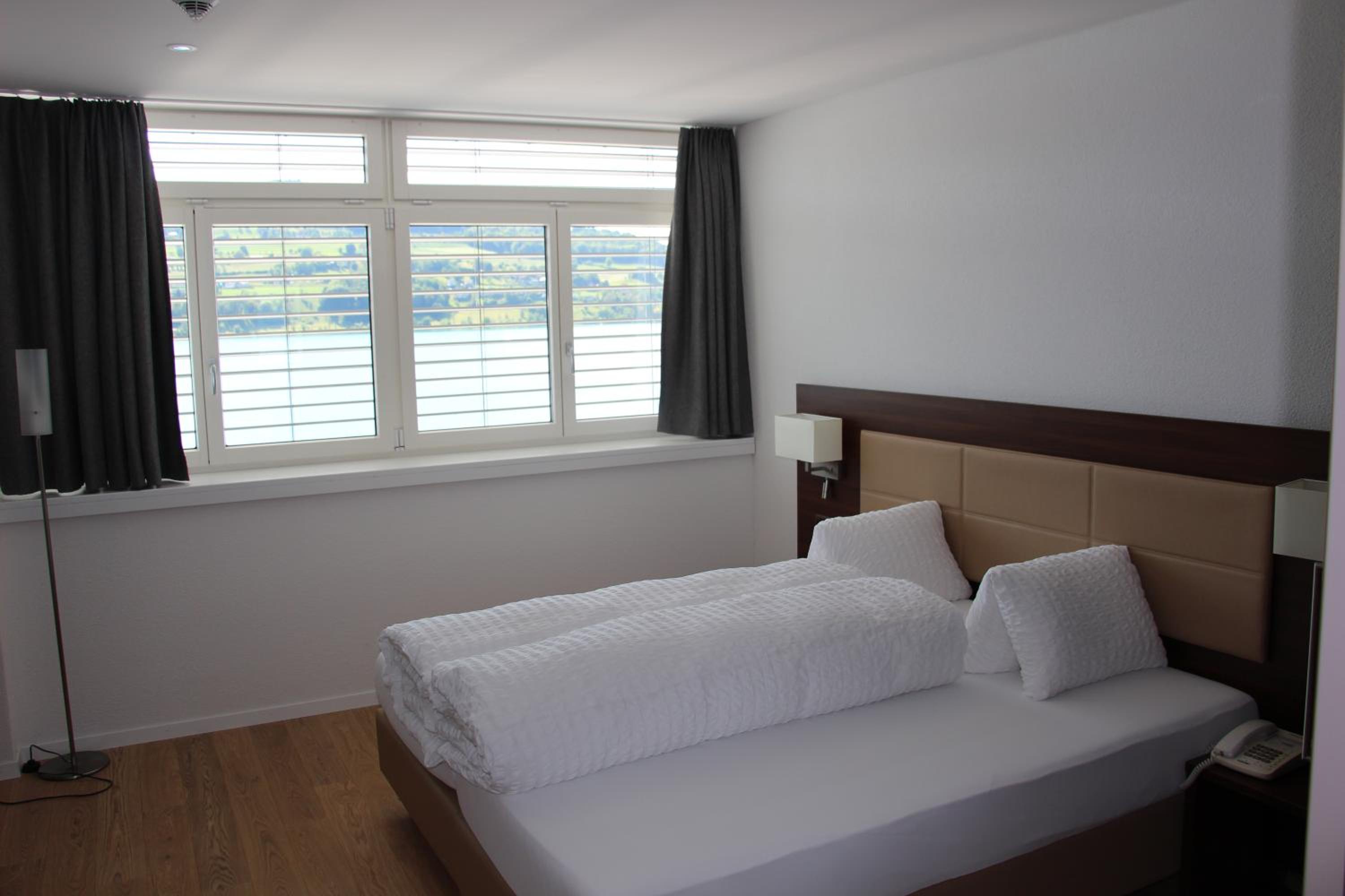 Twin Room with Lake View - Photo 14