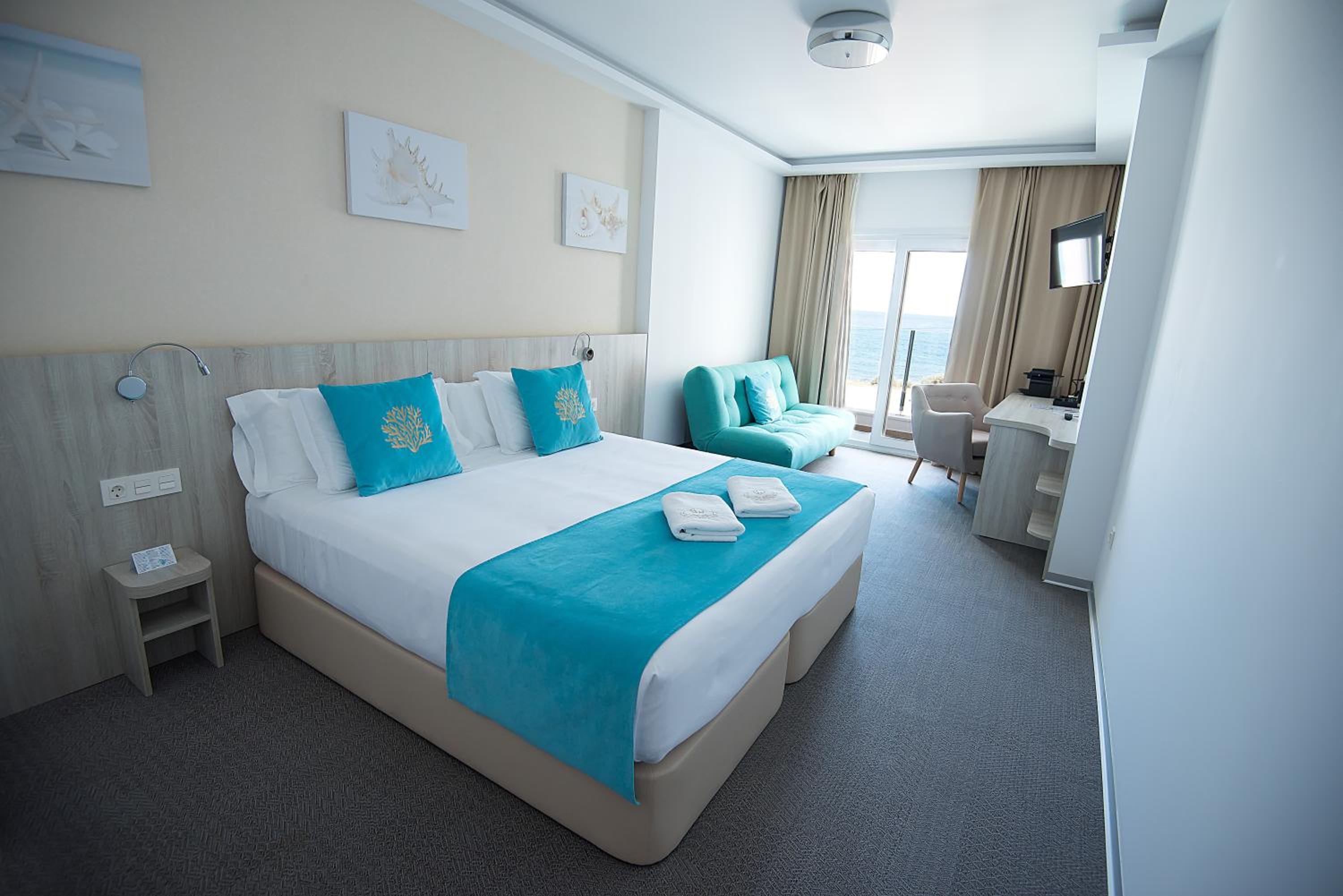 Deluxe Double Room with Sea View - Photo 4