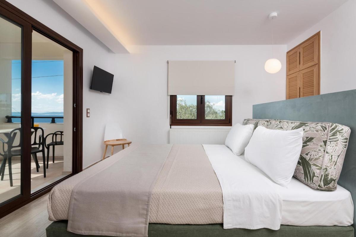 Deluxe Suite with Sea View photo 2