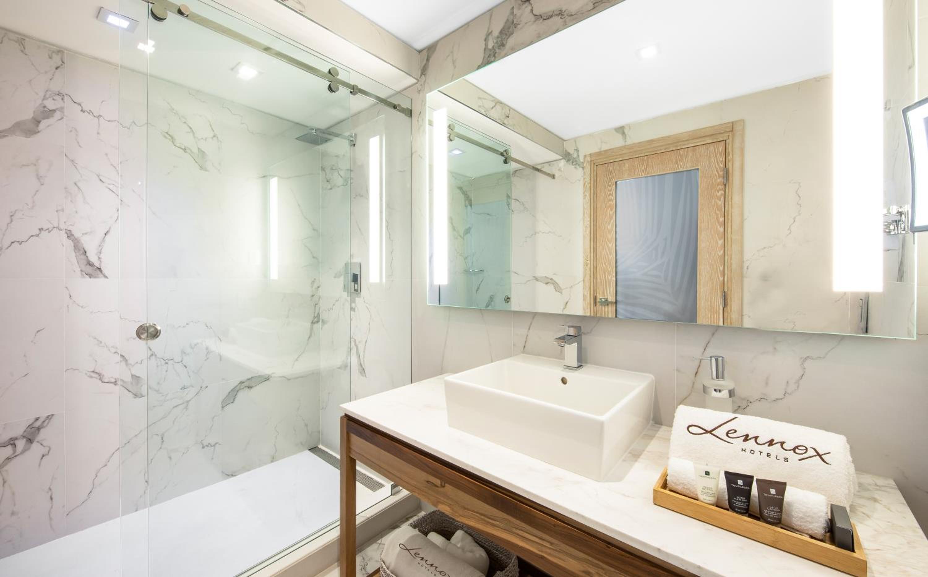 Deluxe King Room - Photo 2