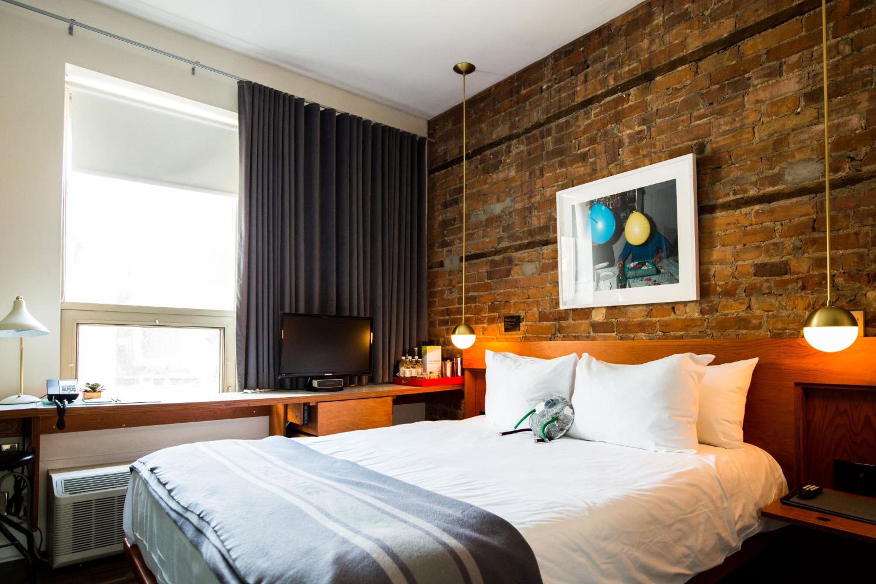 Classic Queen Room with One Queen Bed (Non Smoking)