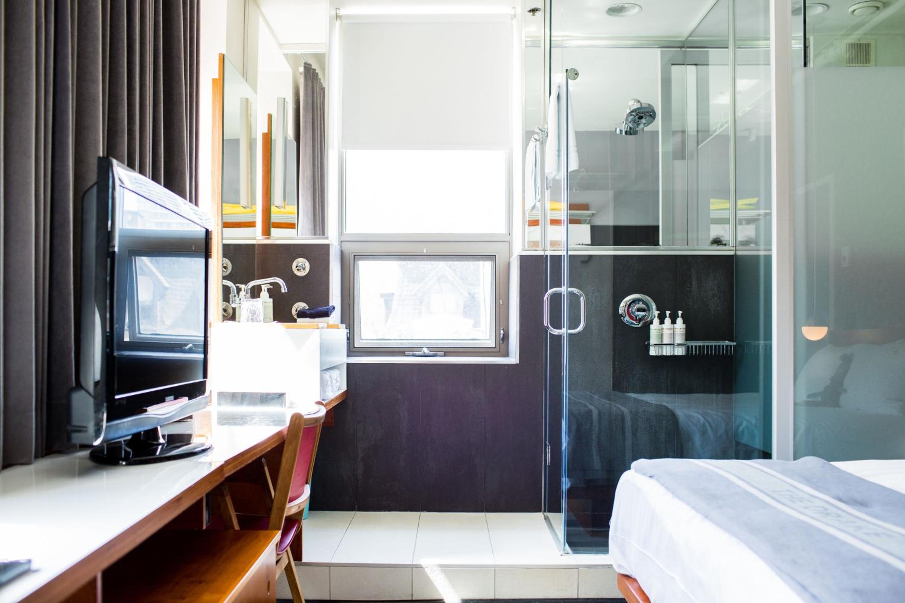 Classic Queen Room with One Queen Bed (Non Smoking)