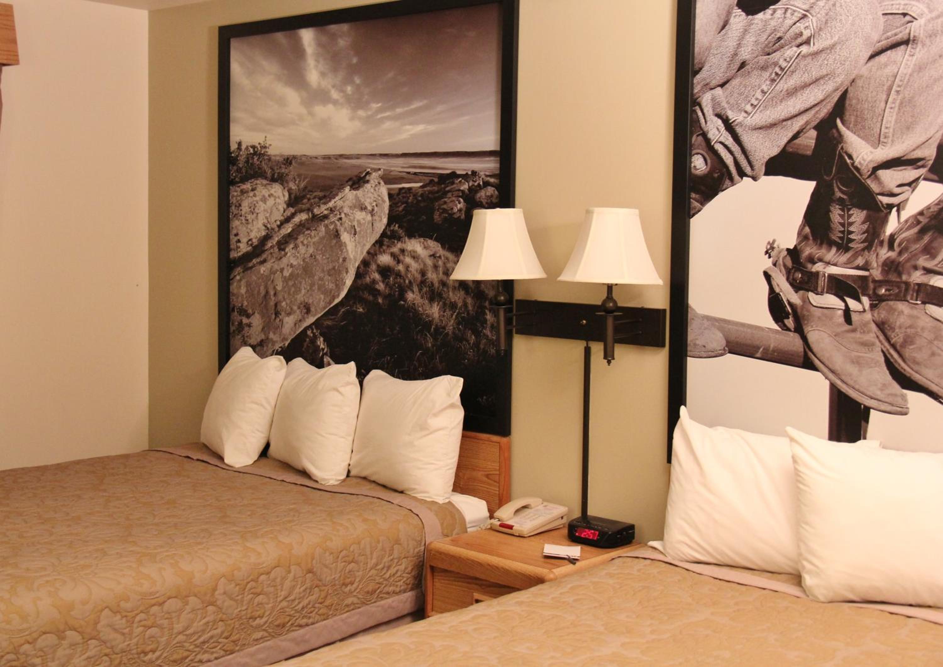 Standard Queen Room with Two Queen Beds - Photo 4