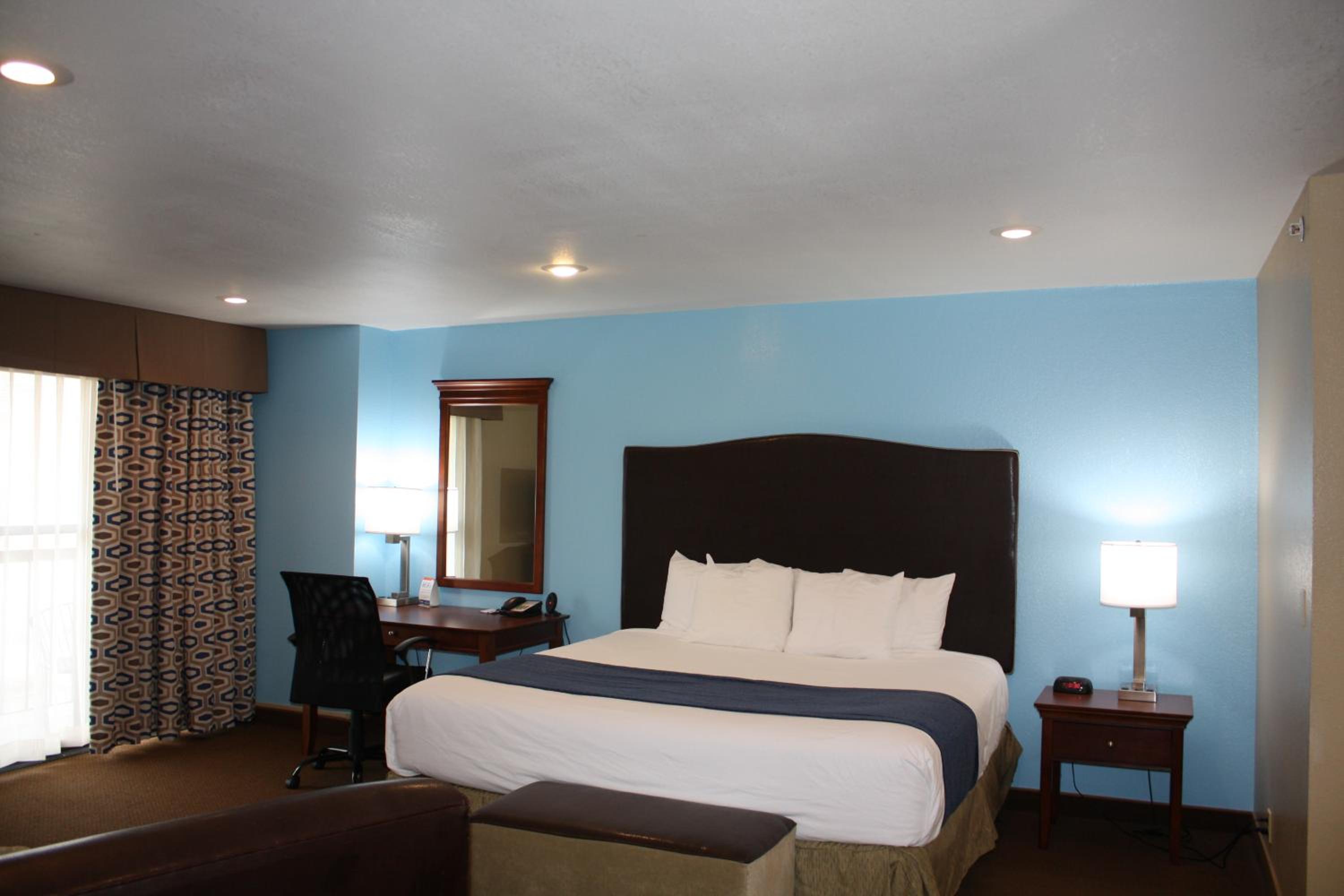 King Studio Suite with River View - Non-Smoking - Photo 7