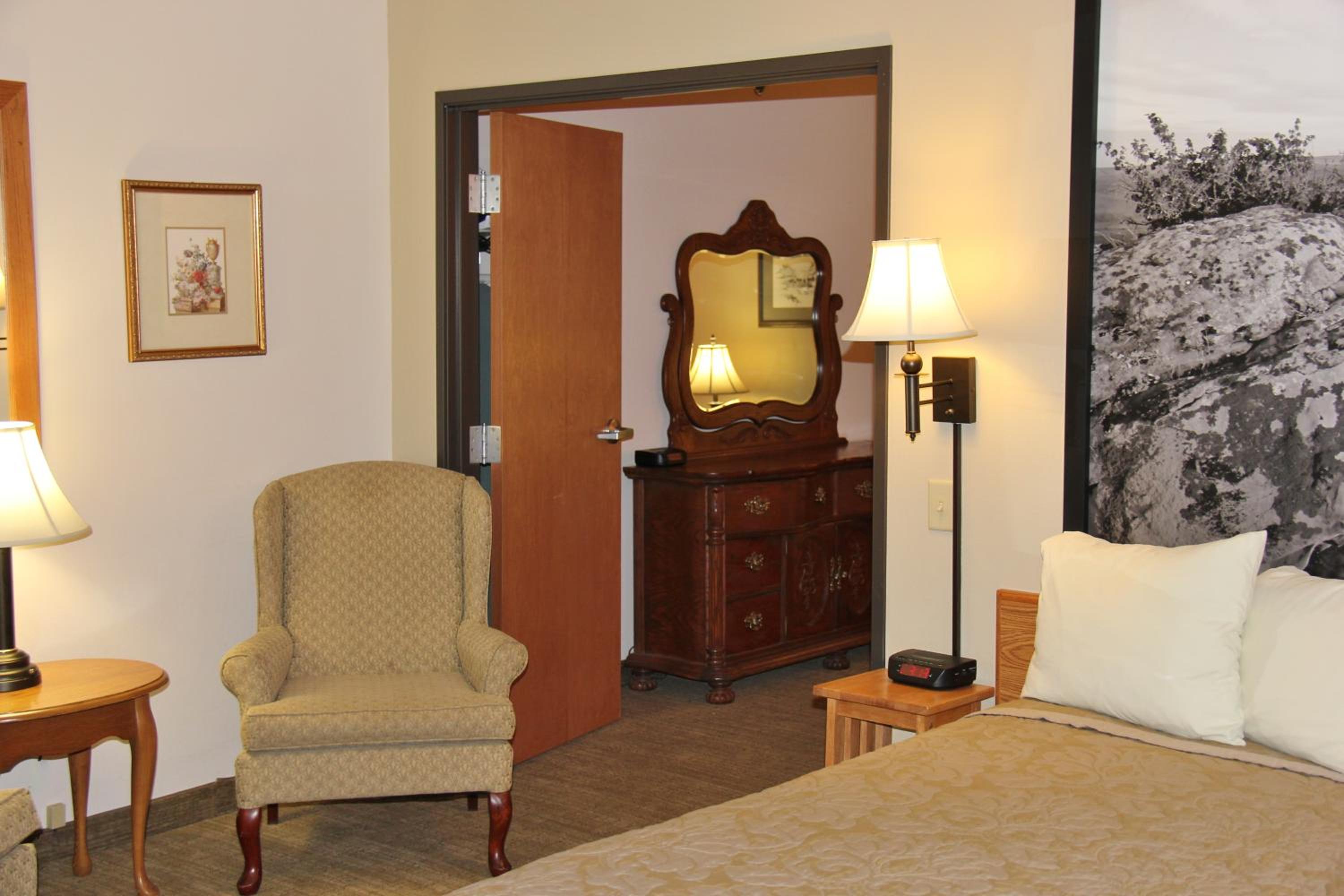 Queen Suite - Photo 1