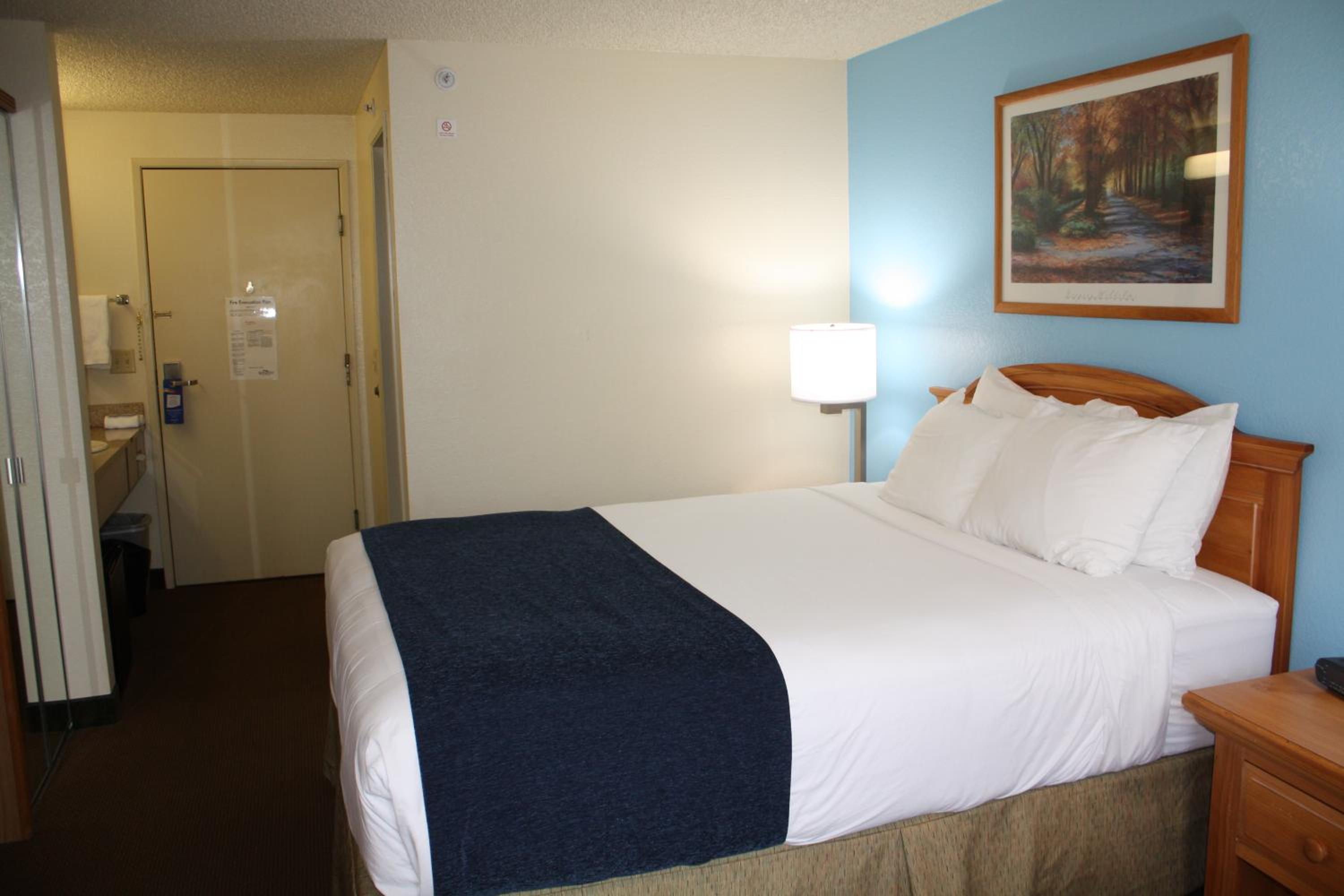 Queen Room with River View - Non-Smoking - Photo 3