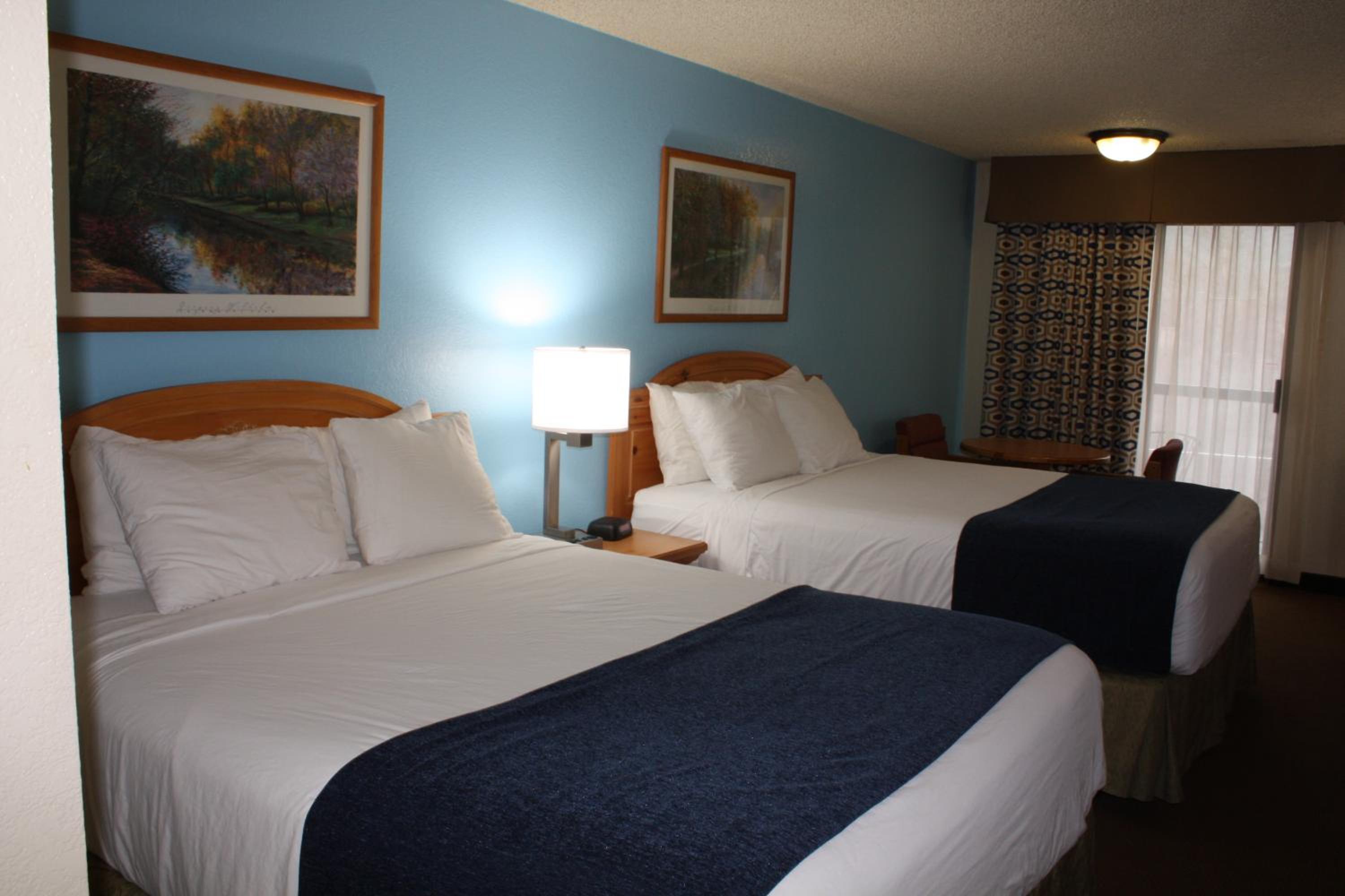 Queen Room with Two Queen Beds - Photo 4