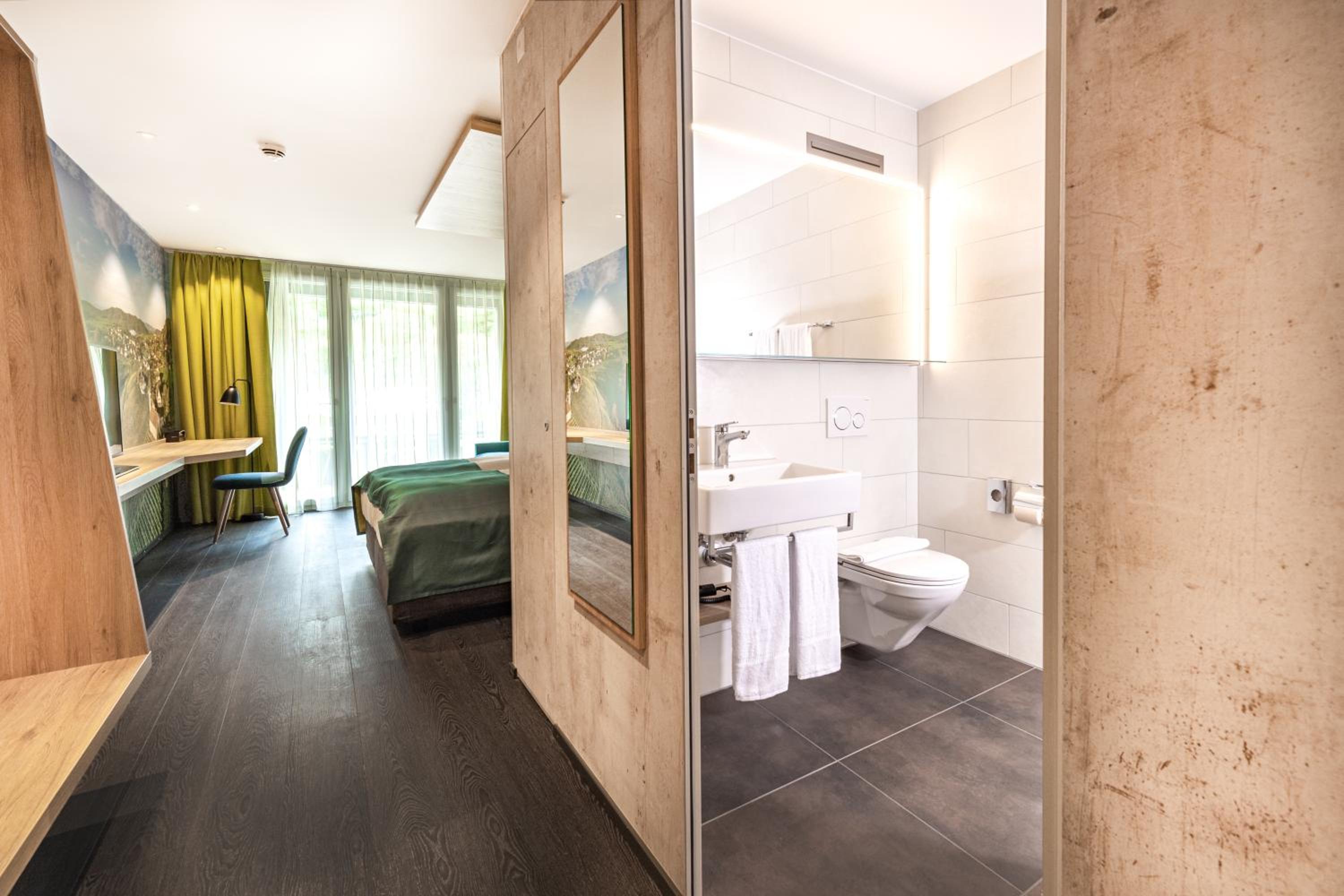 Business Double Room with Sofa Bed and Balcony - Photo 4