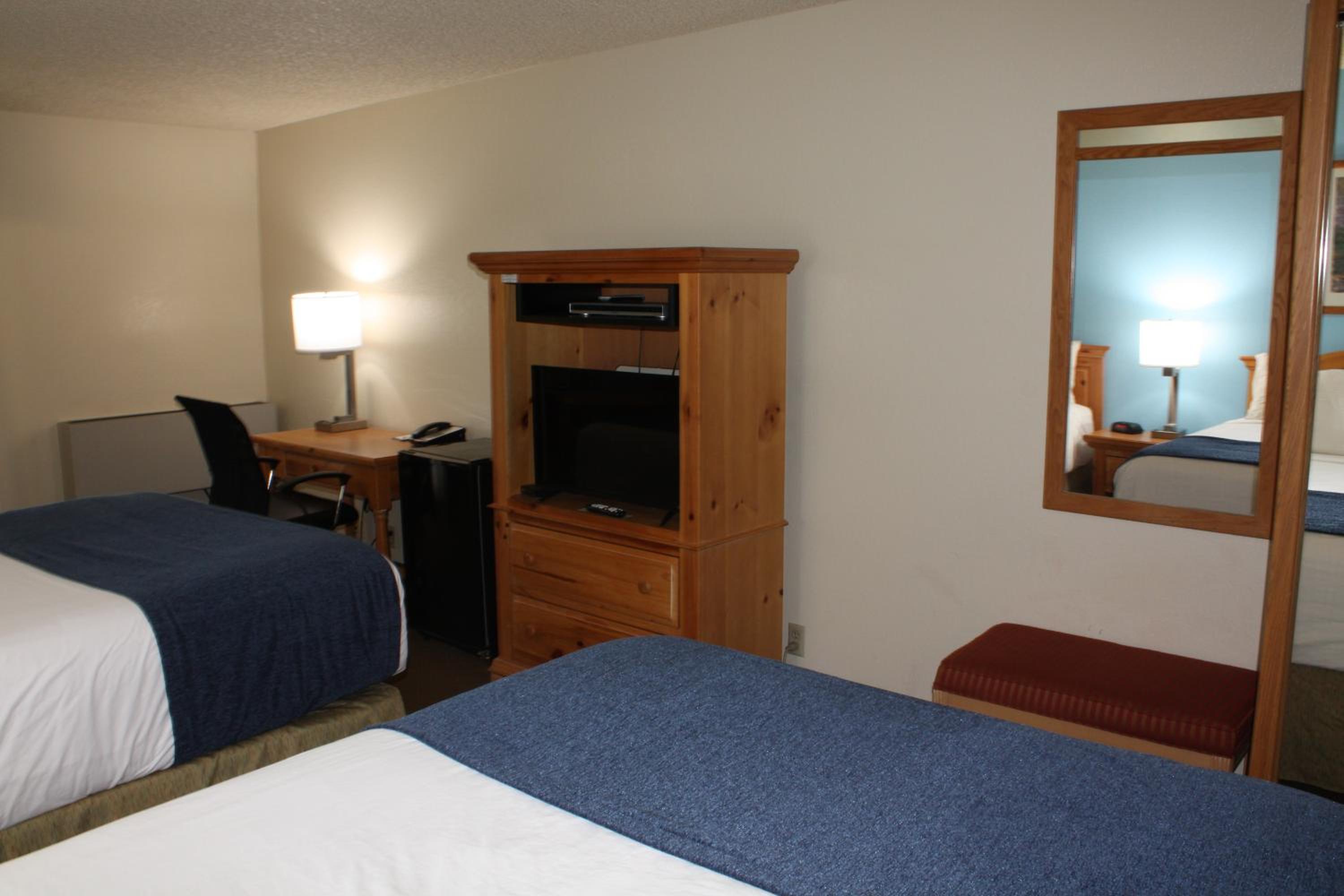 Queen Room with Two Queen Beds - Photo 2