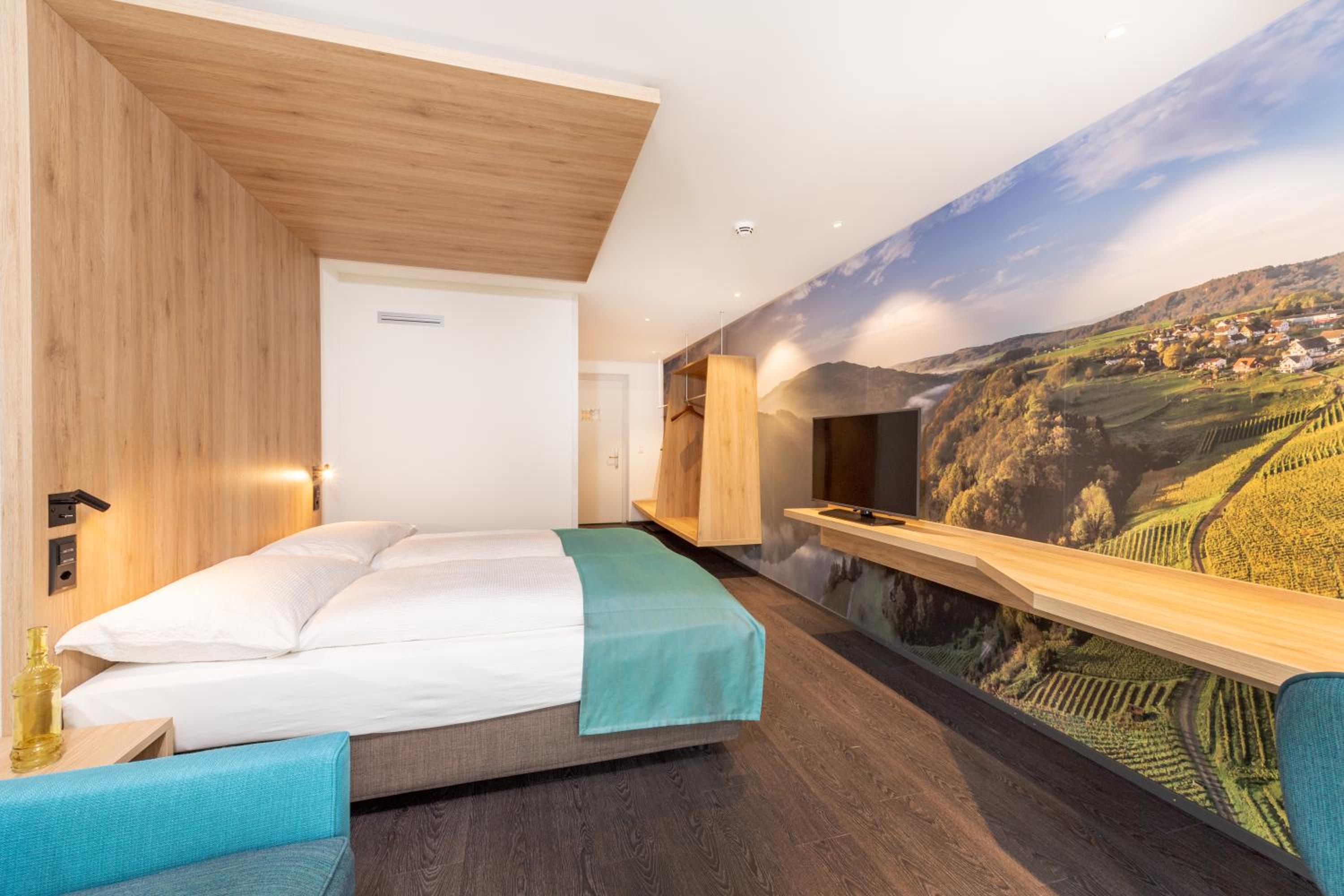 Business Double Room with Sofa Bed and Balcony - Photo 5