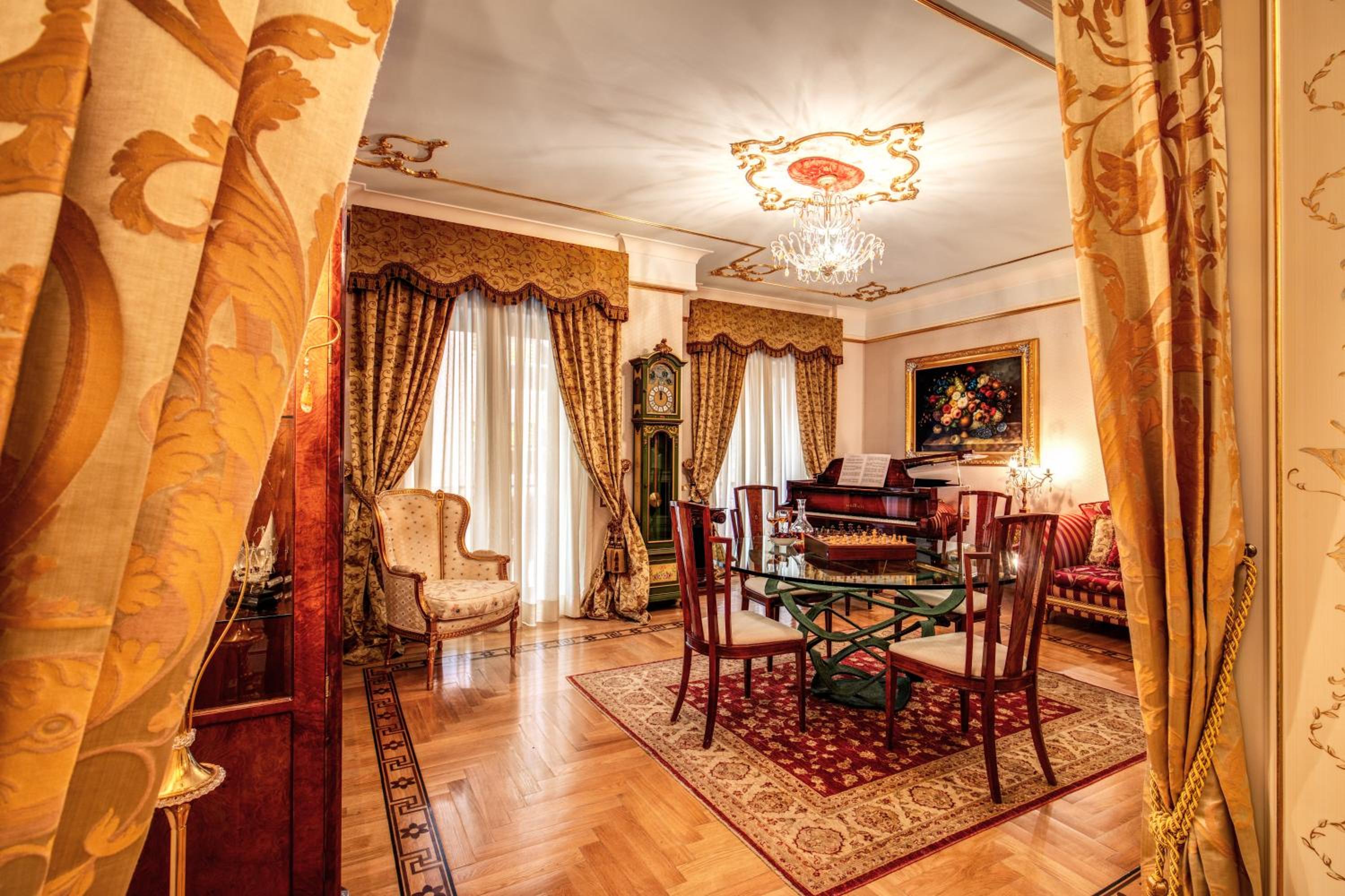 Deluxe Apartment
