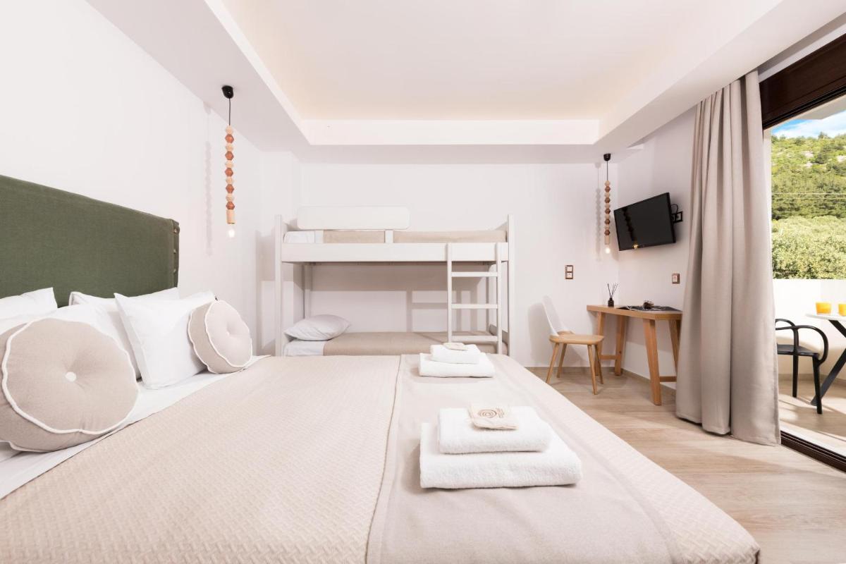 Quadruple Room with Mountain View photo 1
