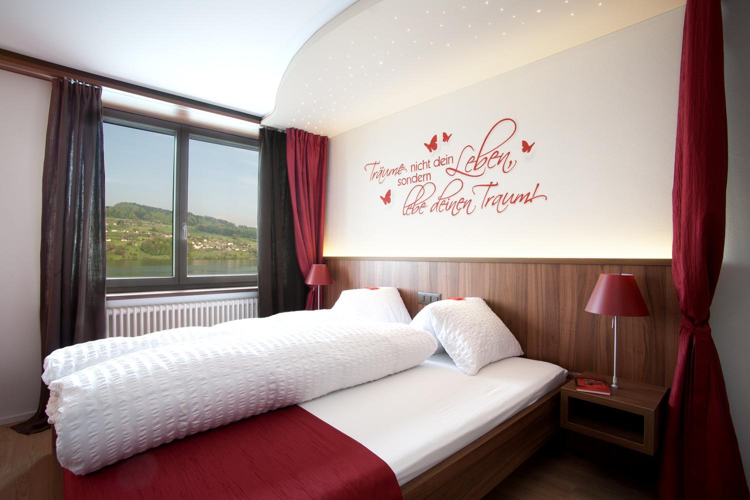 Twin Room with Lake View - Photo 17