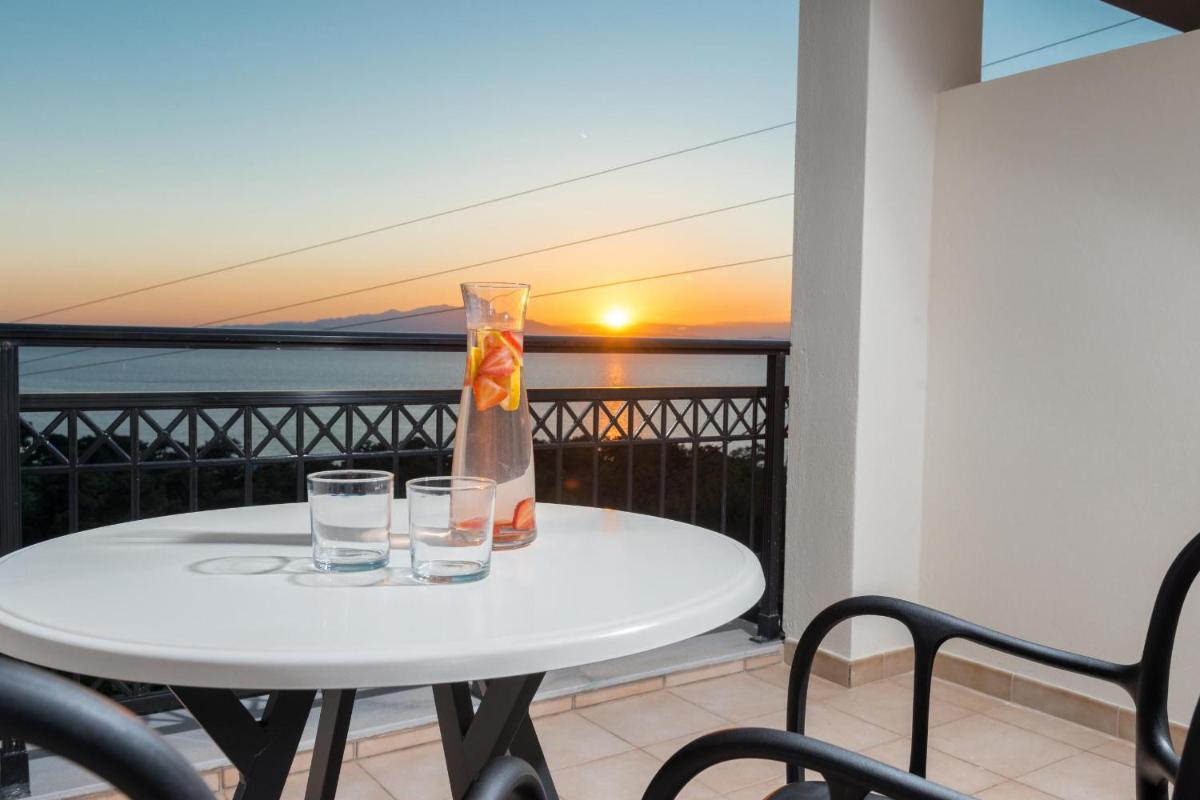 Deluxe Triple Room with Sea View photo 3