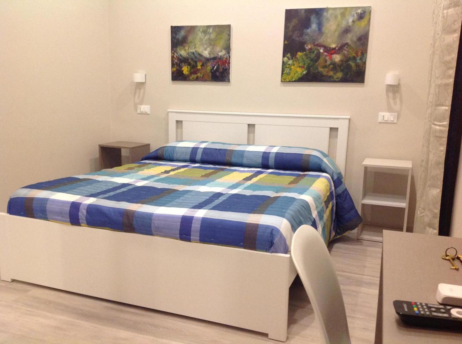 Double Room with Private External Bathroom - Photo 5
