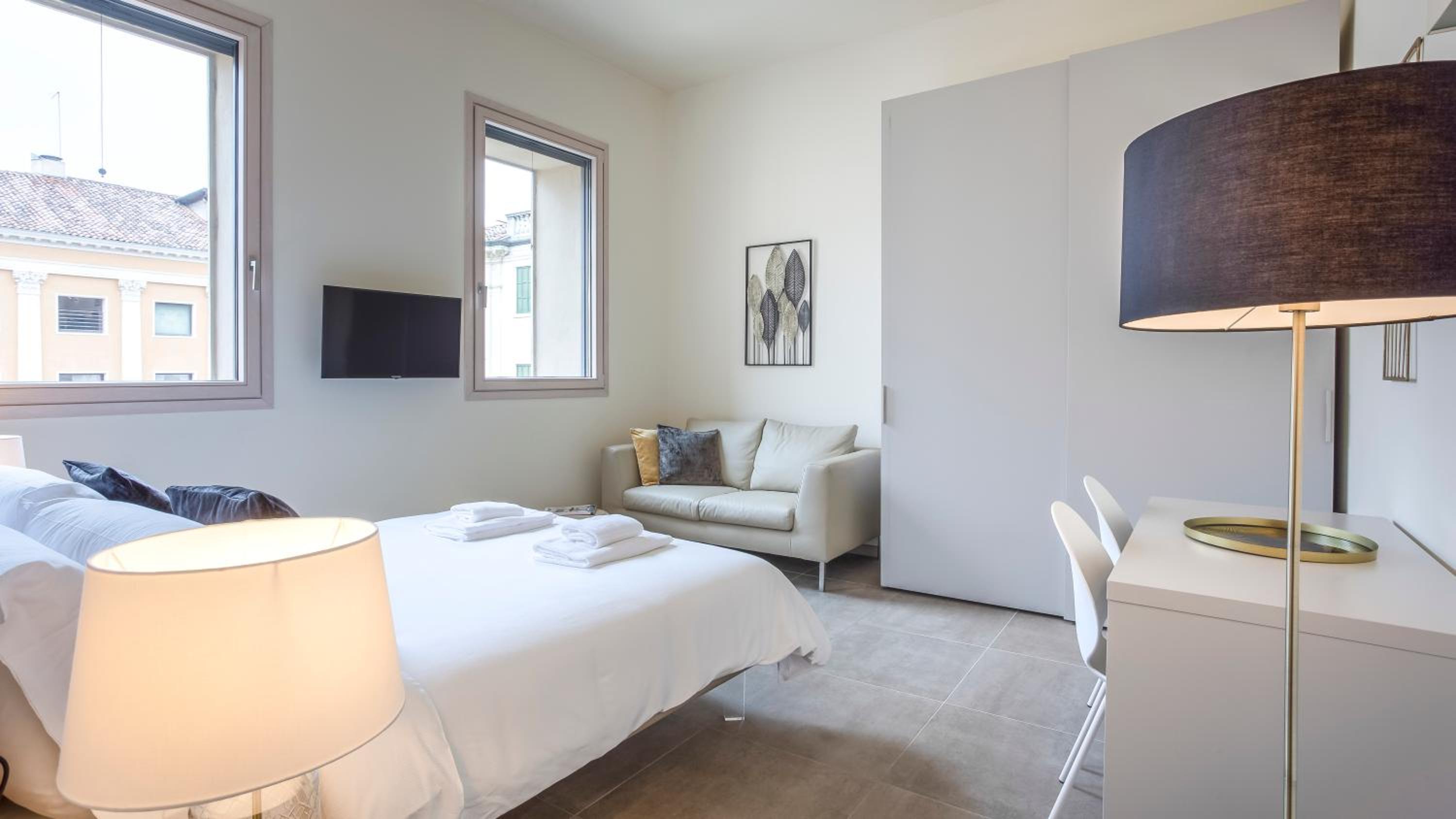 Deluxe Studio with View and Balcony photo 3