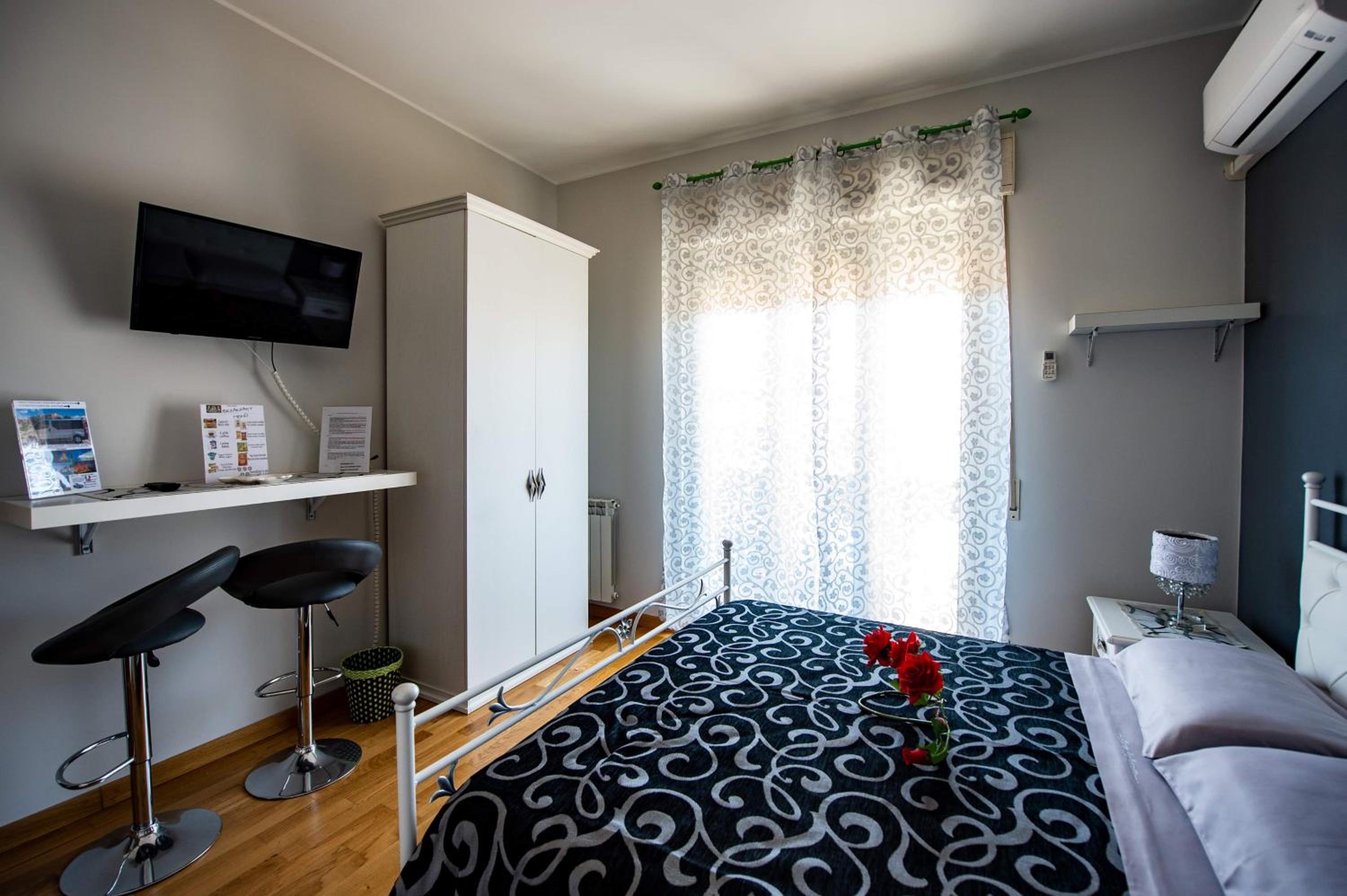 Deluxe King Room - Photo 26