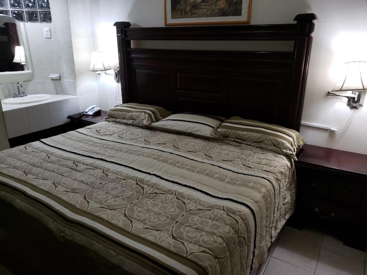 Deluxe Queen Room - Photo 3