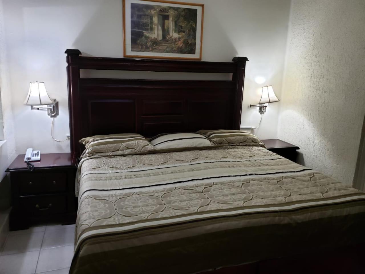 Deluxe Queen Room - Photo 8