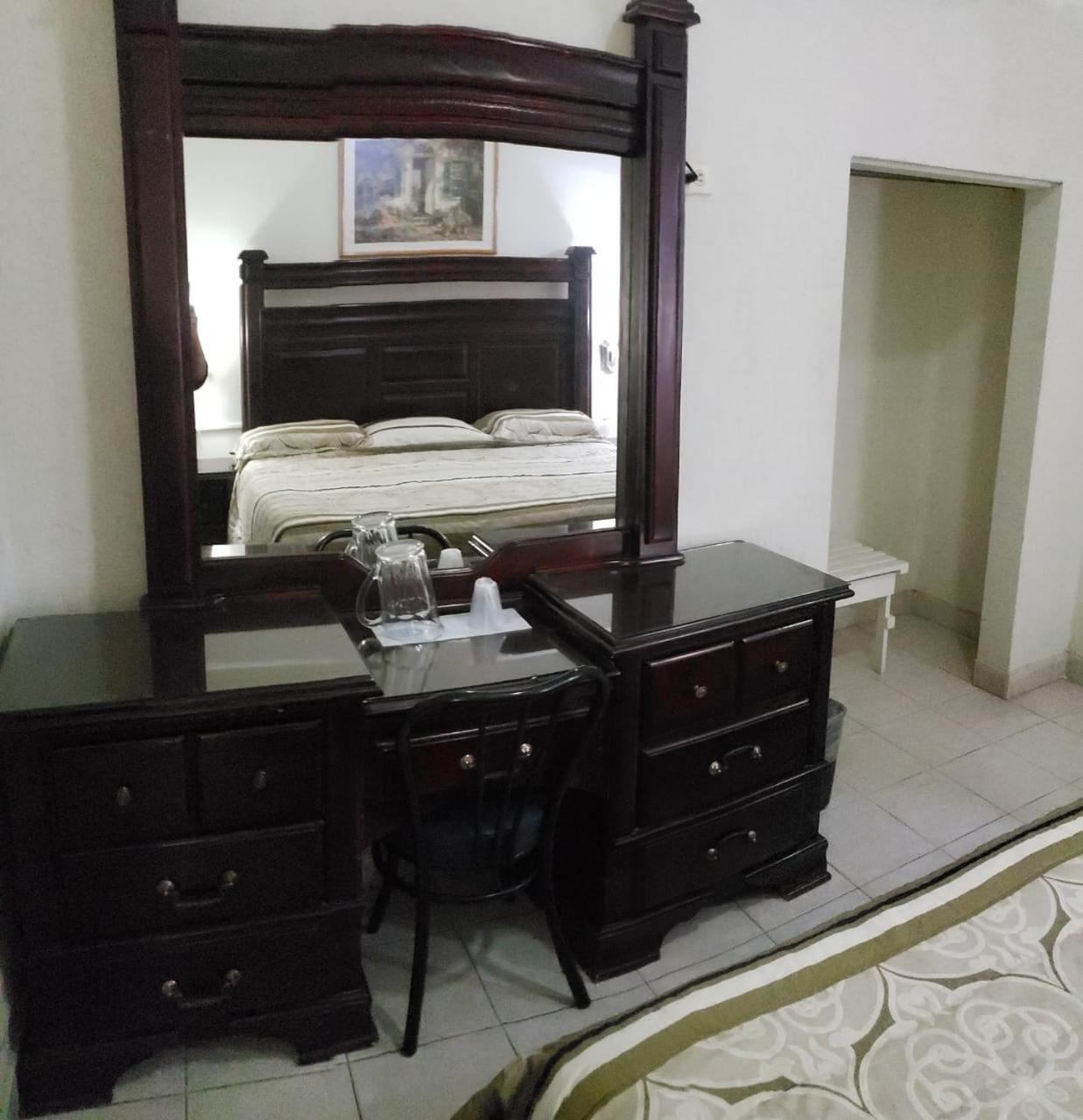 Deluxe Queen Room - Photo 9