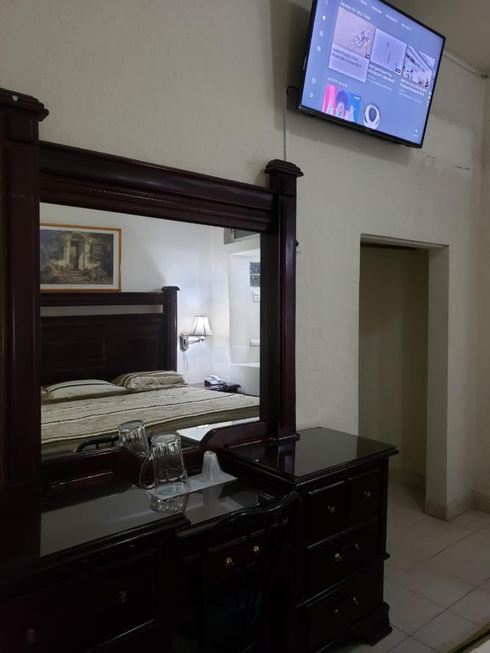 Deluxe Queen Room - Photo 18