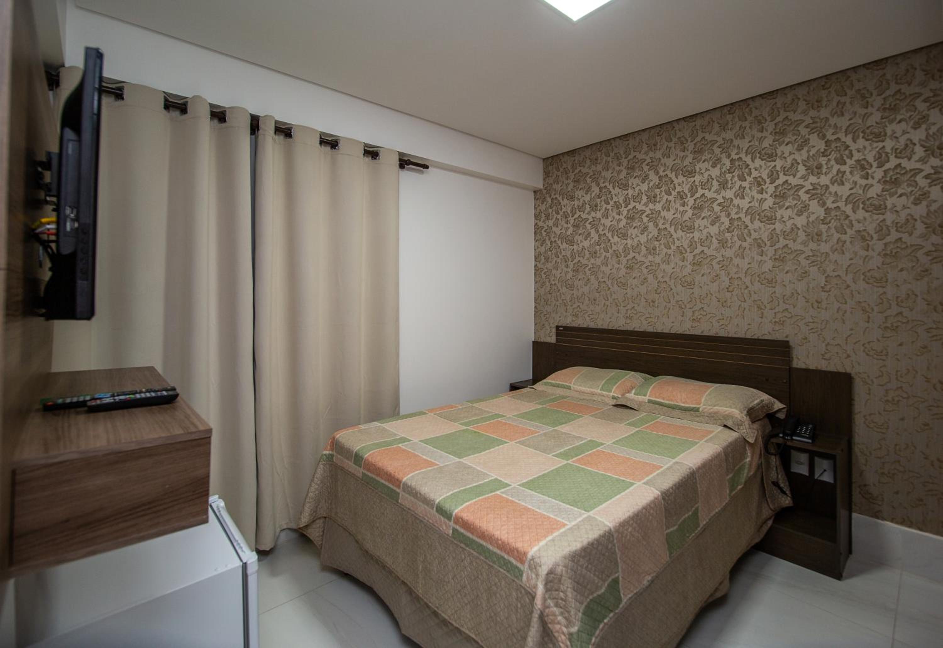 Double Room with City View - Photo 2