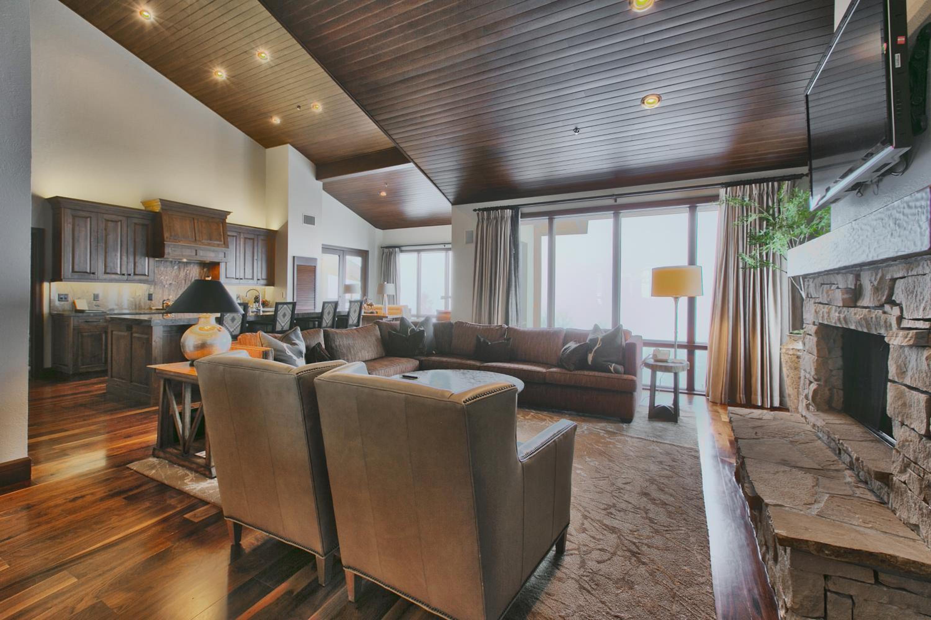 Premium Luxury One Bedroom with Hot Tub - Photo 2