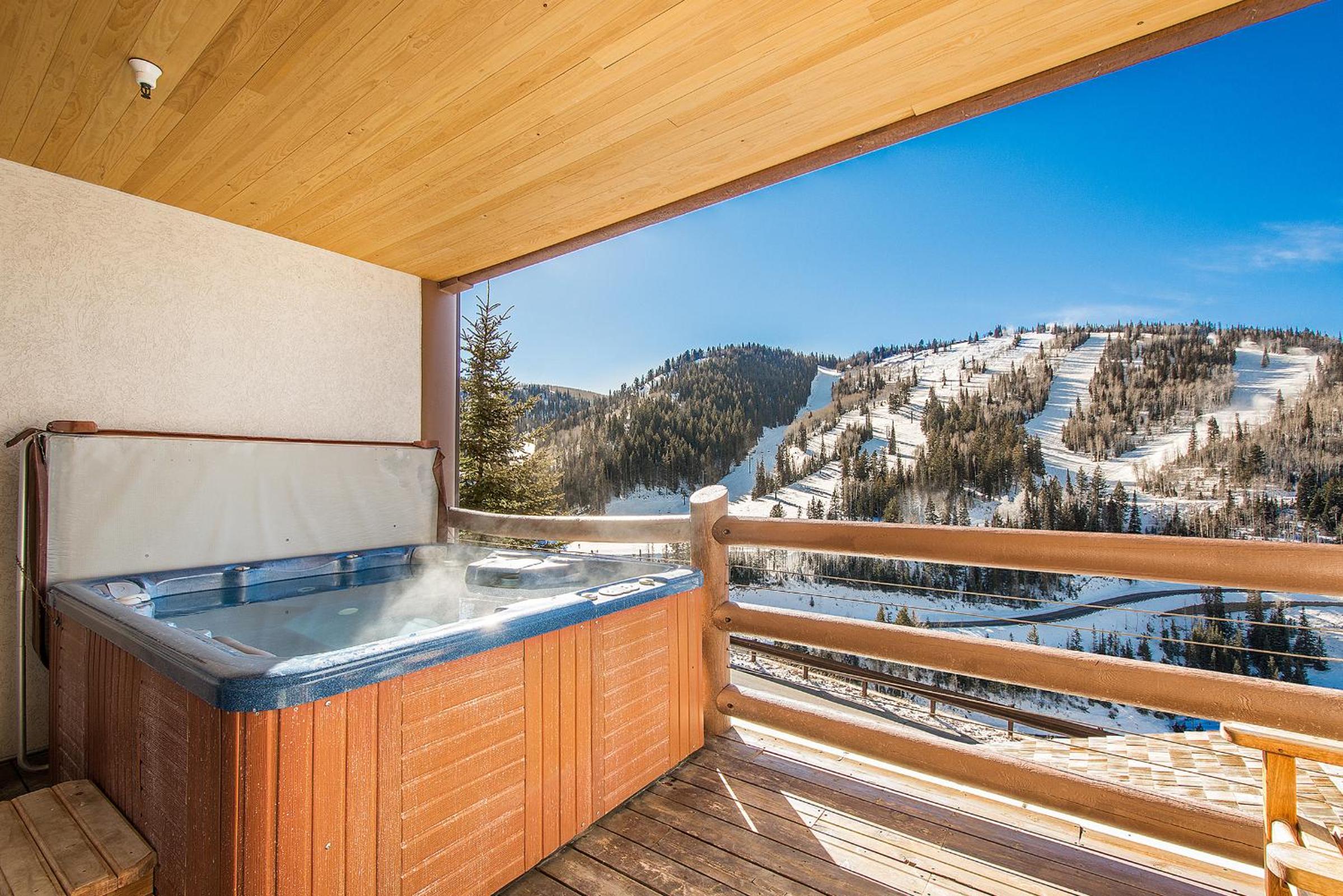 Luxury Two Queen Room with Hot Tub - Photo 3