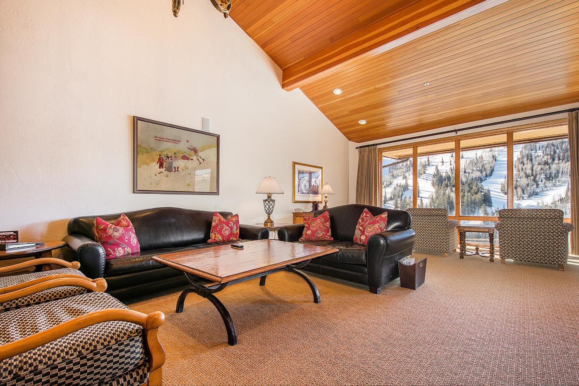Premium Luxury Five Bedroom Townhouse with Hot Tub - Photo 1
