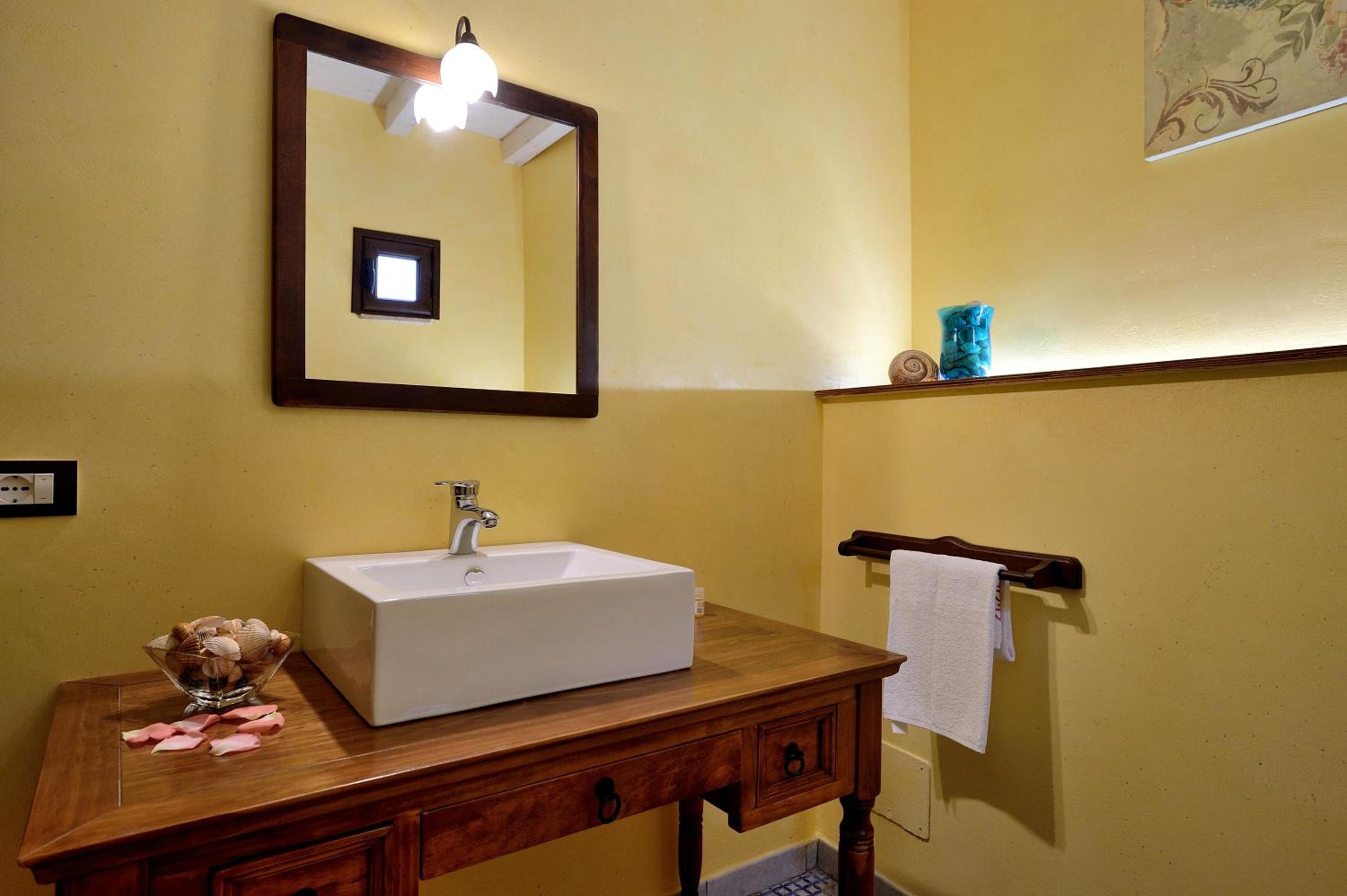Deluxe Room - Photo 3