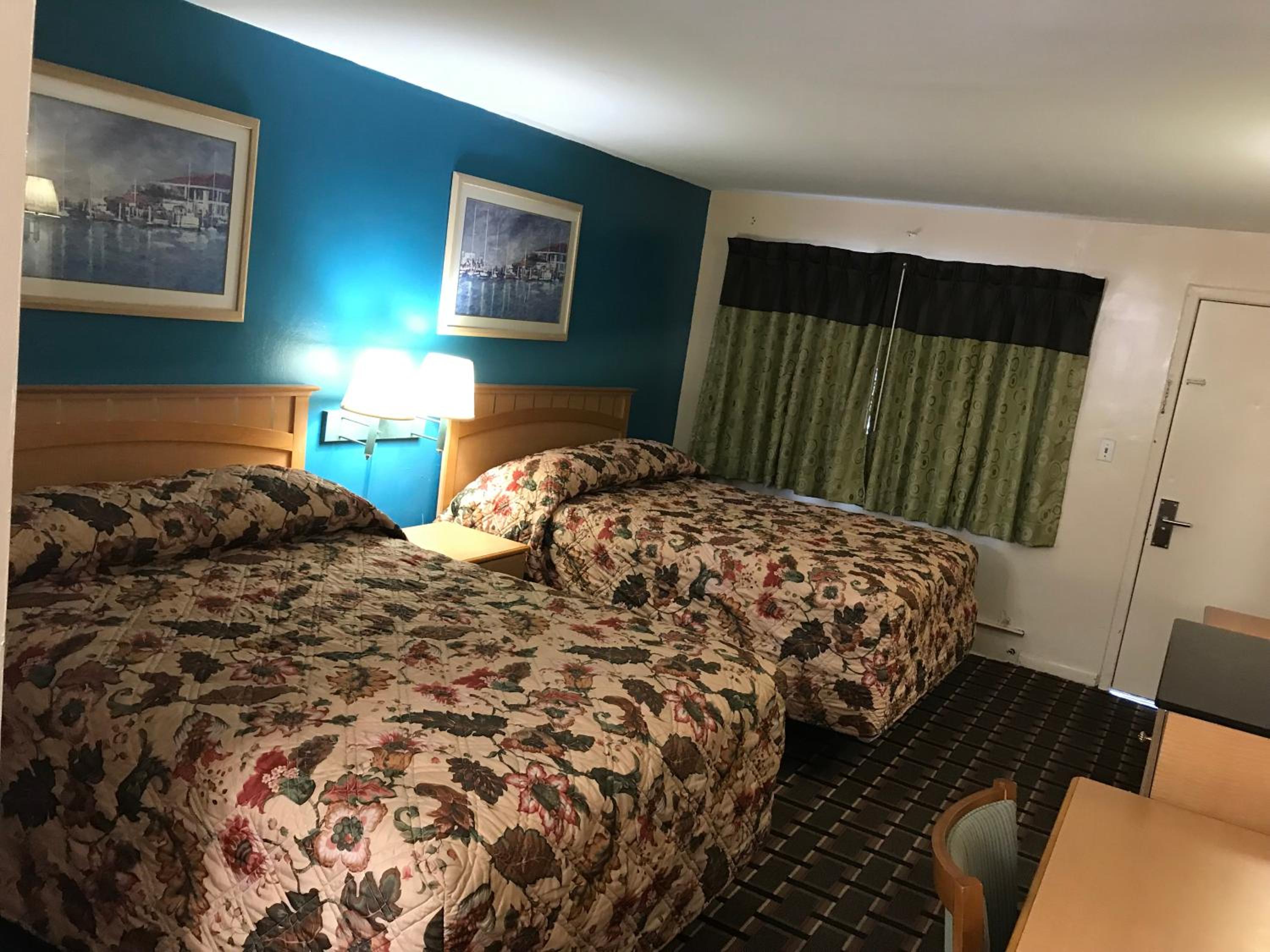 Queen Room with Two Queen Beds - Photo 4