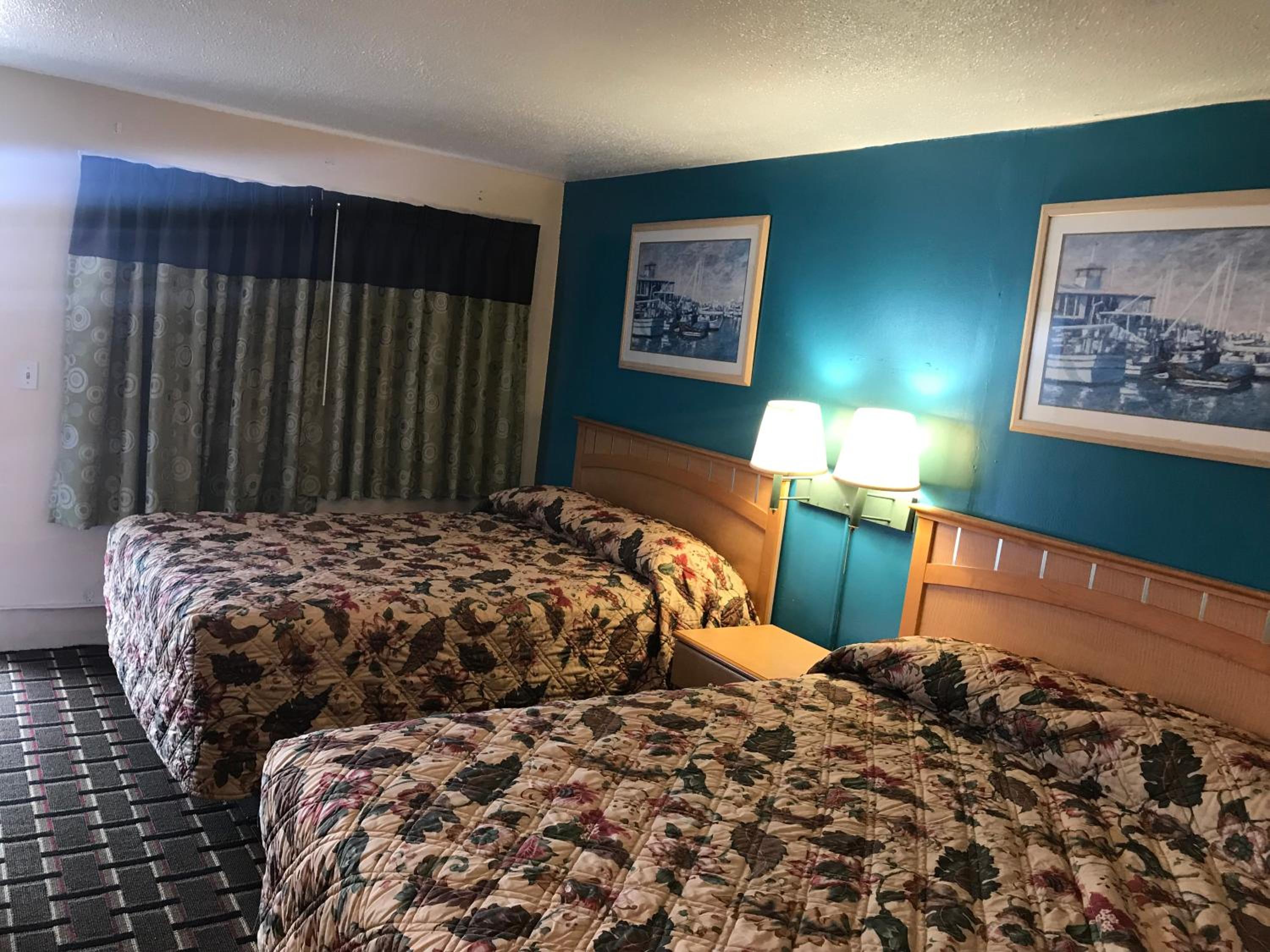Queen Room with Two Queen Beds - Photo 3