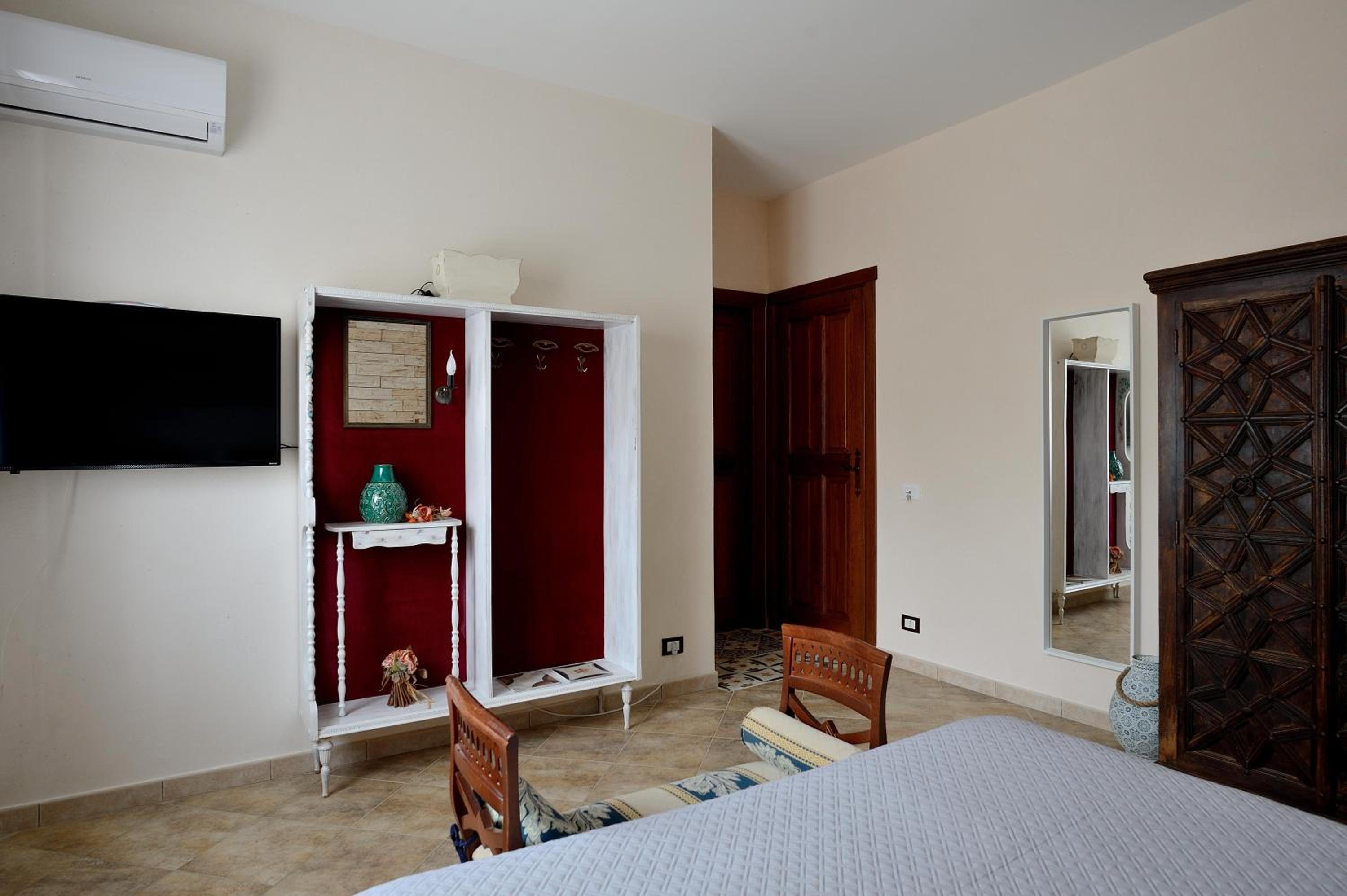 Deluxe King Room - Photo 1