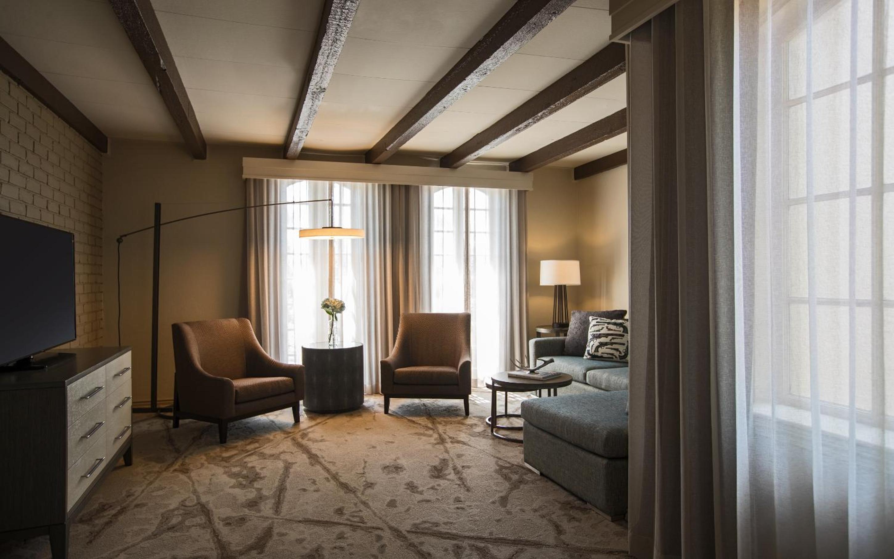 One-Bedroom Deluxe King Suite - Non-Smoking - Photo 10