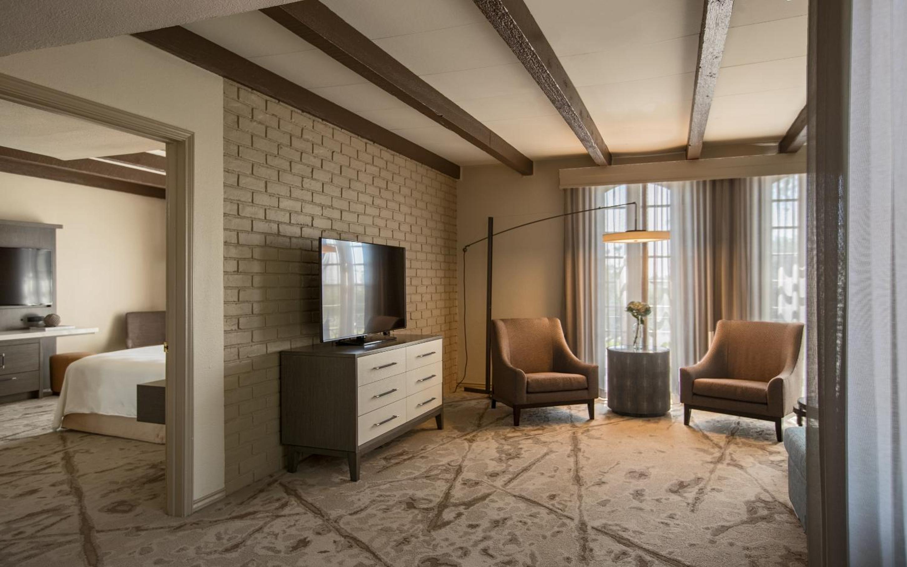 One-Bedroom Deluxe King Suite - Non-Smoking - Photo 9
