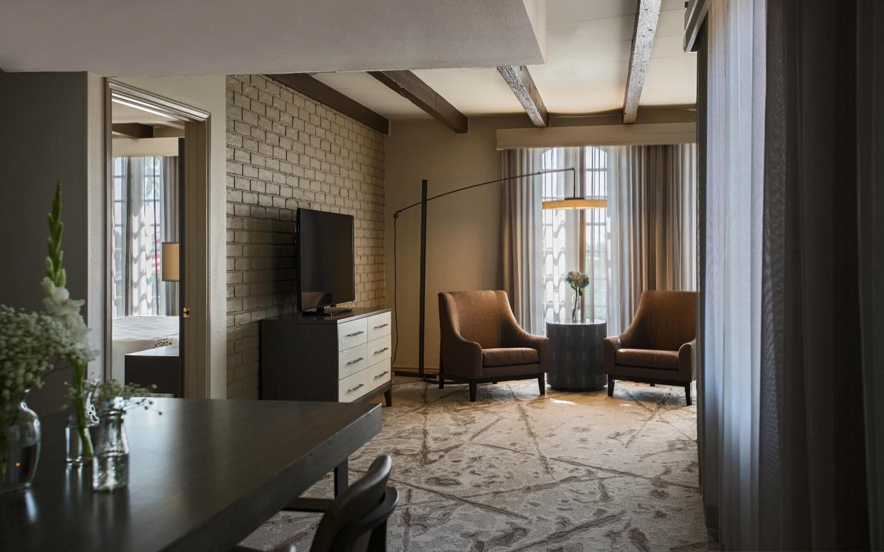 One-Bedroom Deluxe King Suite - Non-Smoking - Photo 1