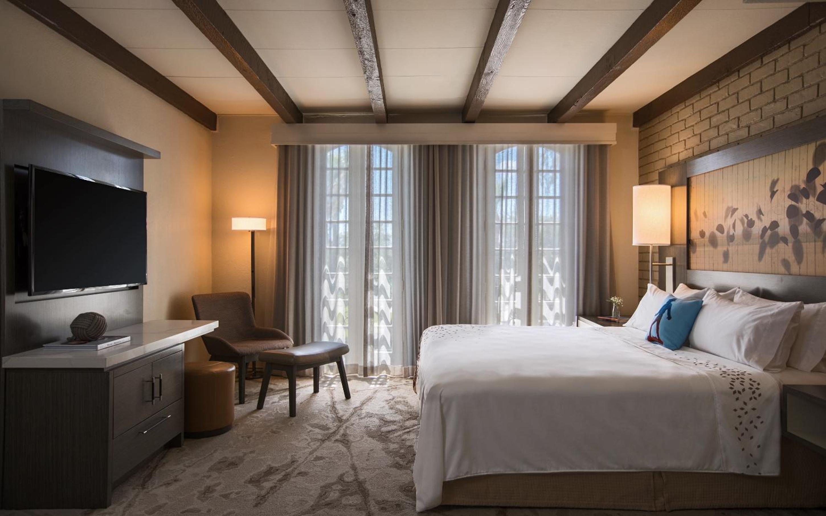 One-Bedroom Deluxe King Suite - Non-Smoking - Photo 6