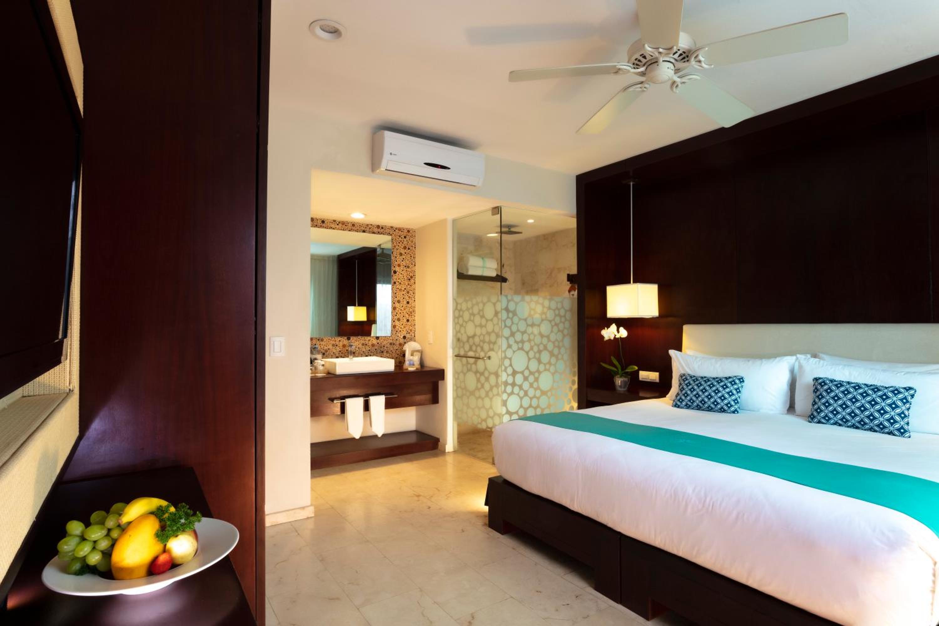 Deluxe Room - Photo 10