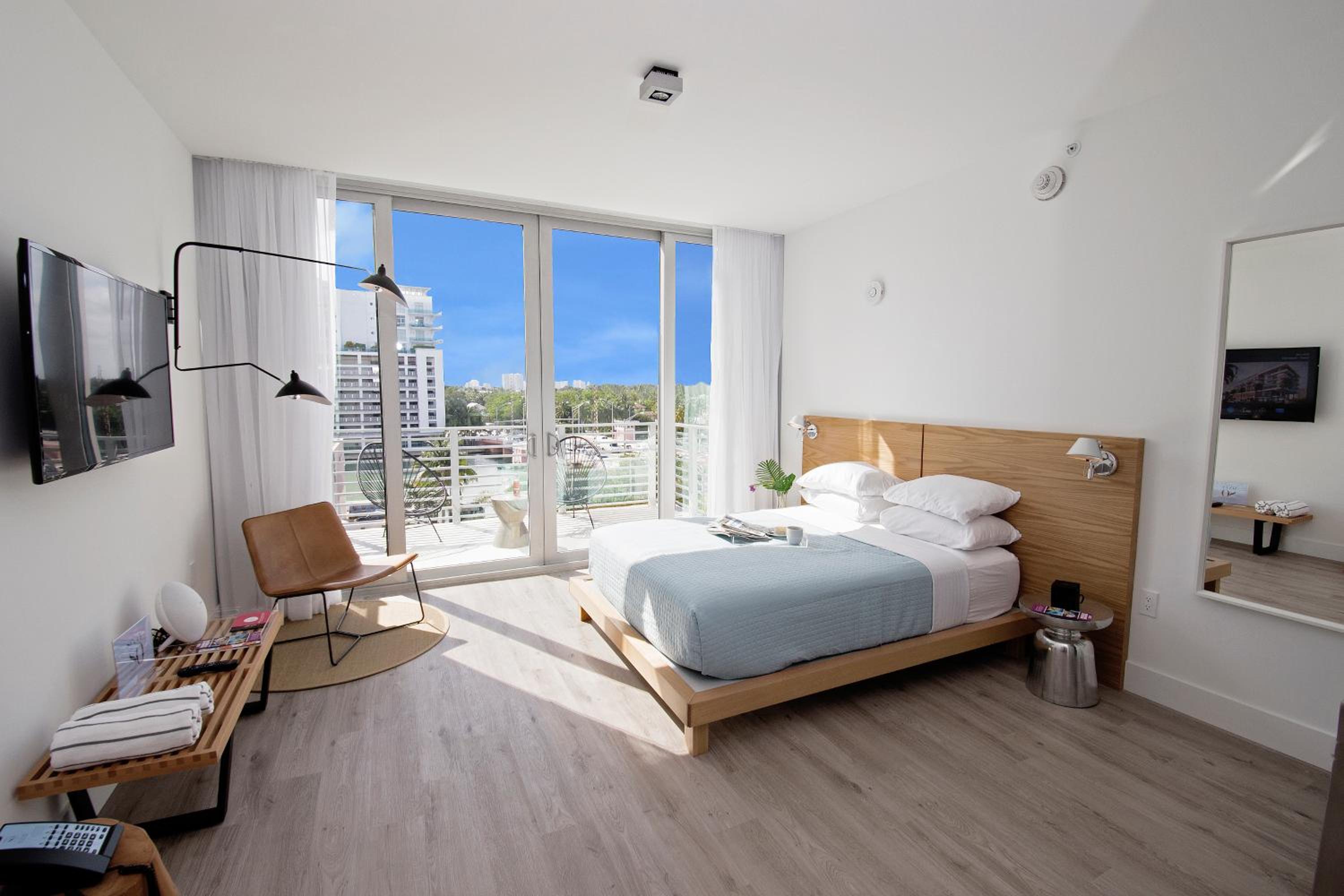 Penthouse Bayside Studio with Kitchenette and Balcony