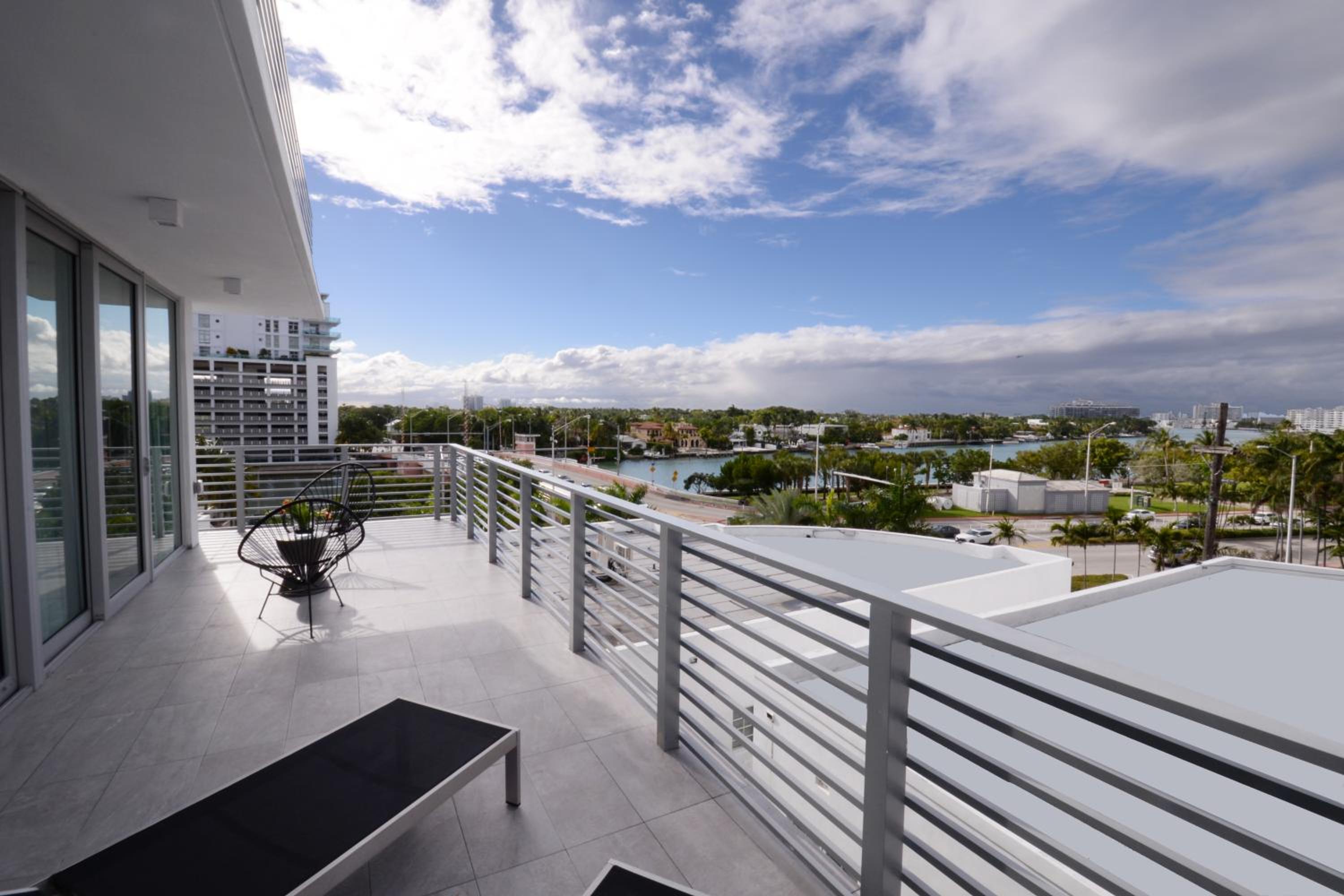 Corner Bayside Studio with Kitchenette and Spacious Terrace, photo 6