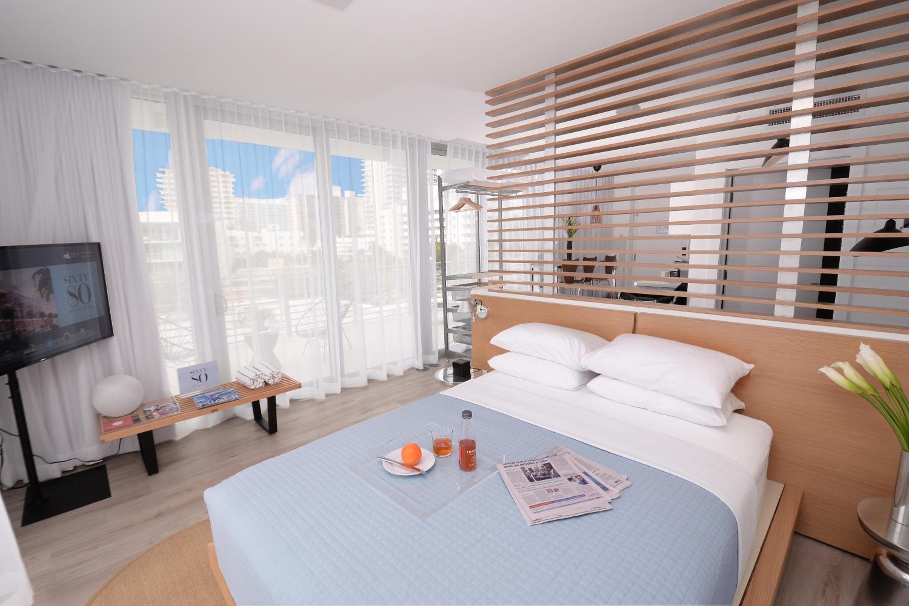 Corner Bayside Studio with Kitchenette and Spacious Terrace